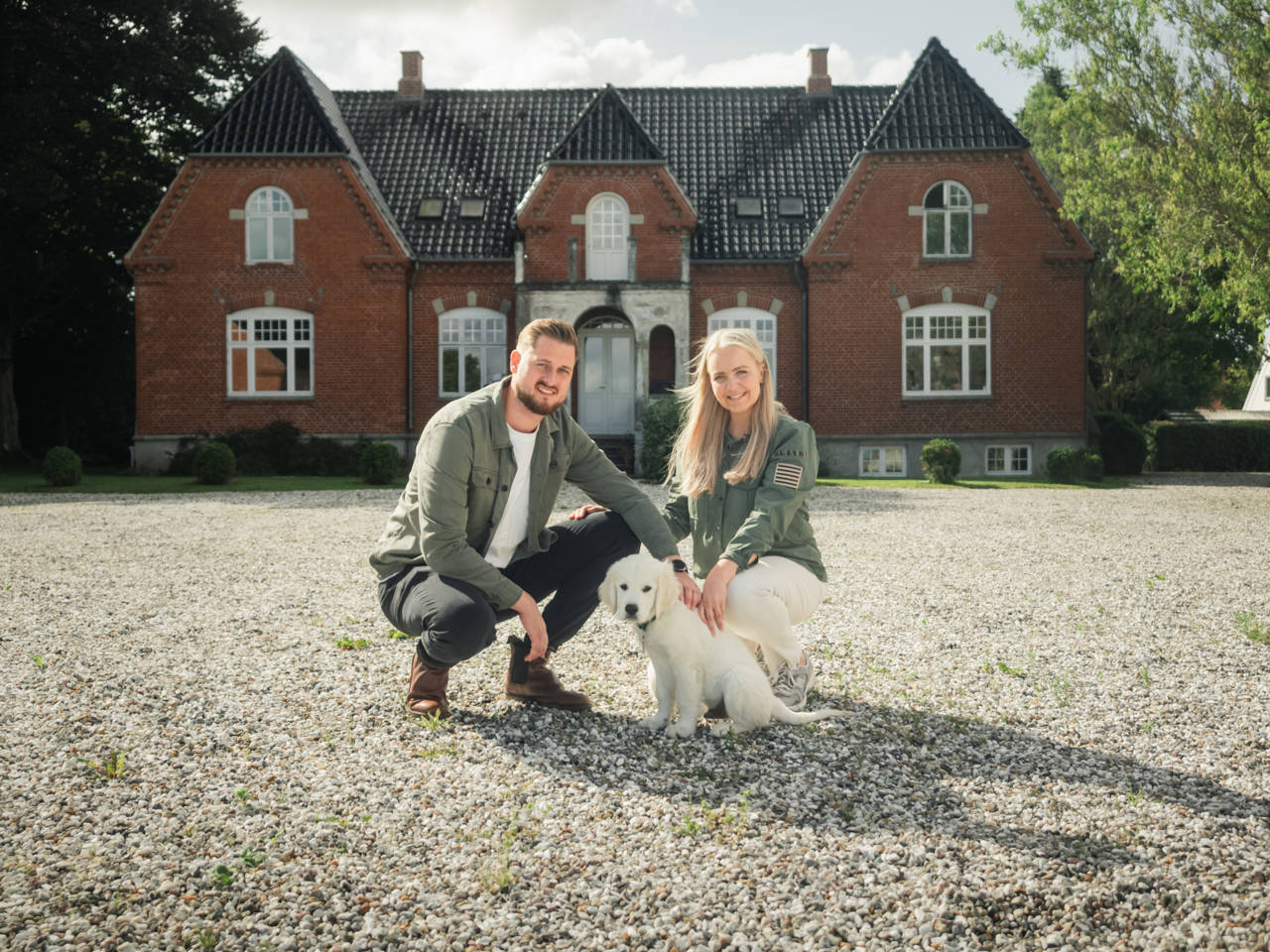 Et par foran deres landejendom i Skamby.