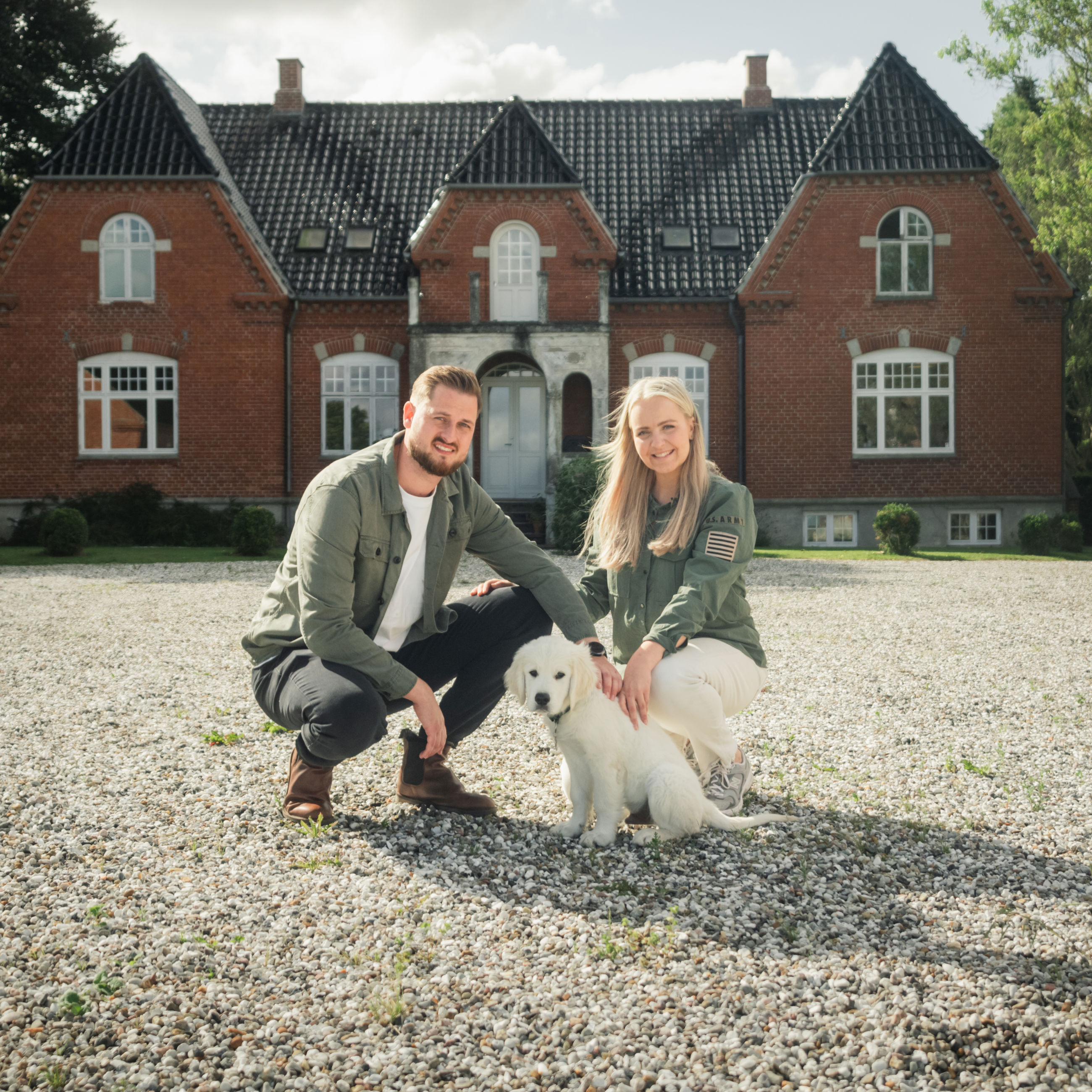 Et par foran deres landejendom i Skamby.