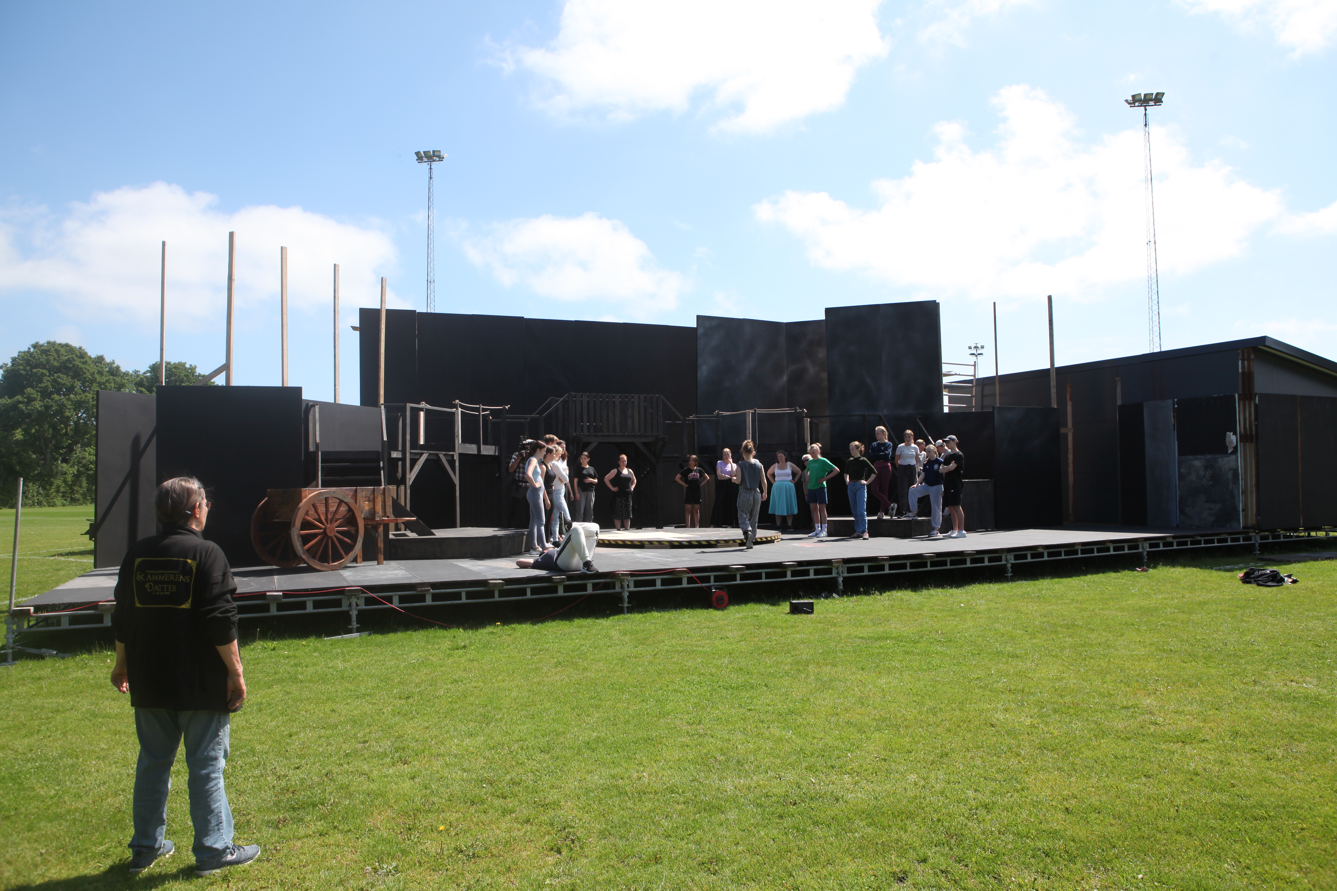 Billede af Nordfynsspillene (friluftsteater), der øver til en af deres forestillinger.