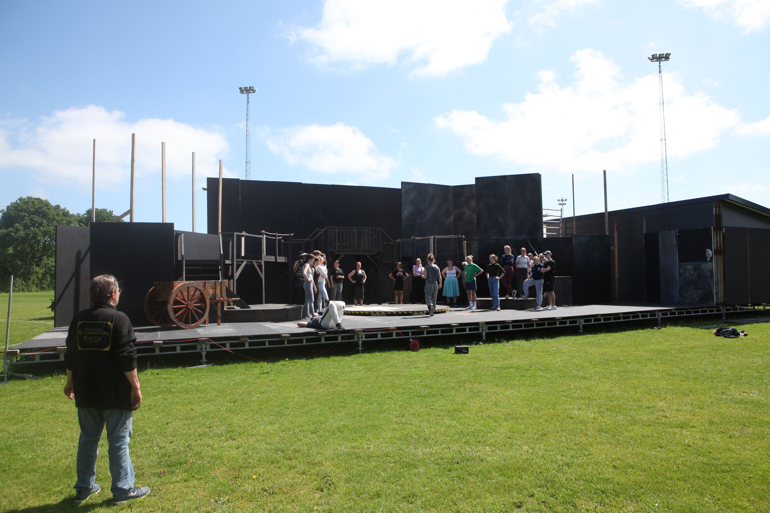 Billede af Nordfynsspillene (friluftsteater), der øver til en af deres forestillinger.