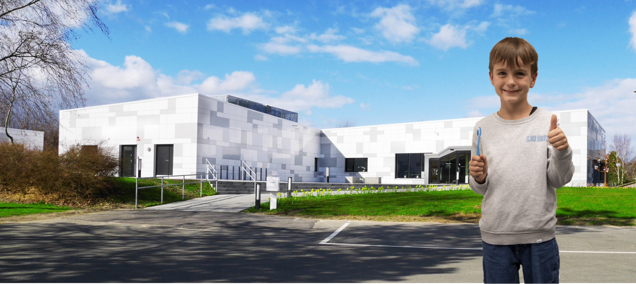 Nordfyns Kommunes tandpleje, hvid bygning med smilende dreng