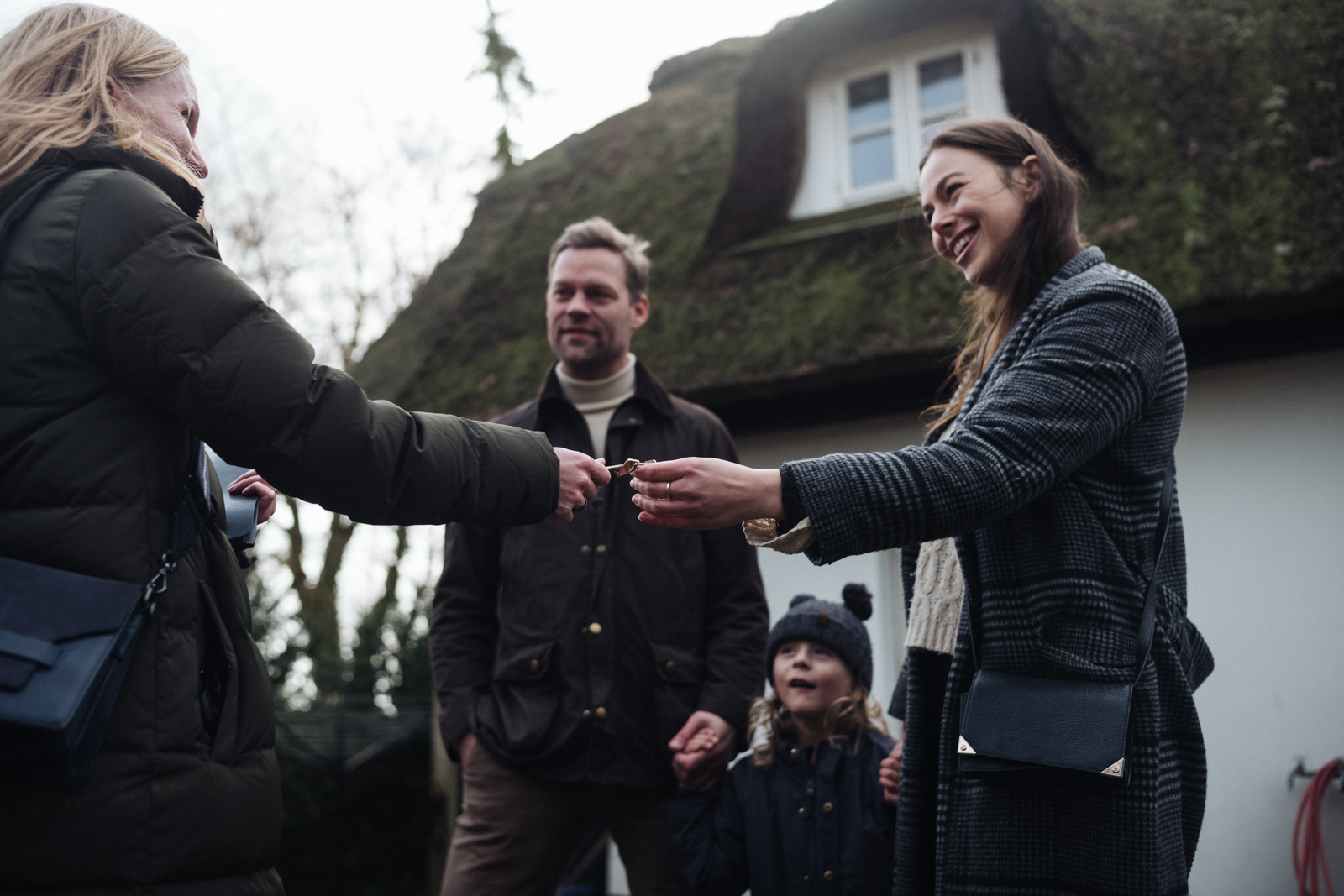 Familie, der overtager nøglerne til deres nye hus ved Egensedybet på Nordfyn.