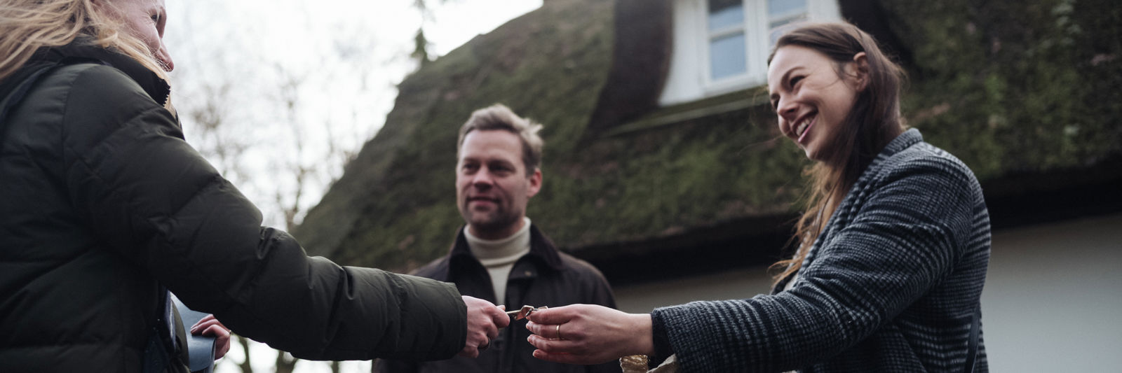 Familie, der overtager nøglerne til deres nye hus ved Egensedybet på Nordfyn.