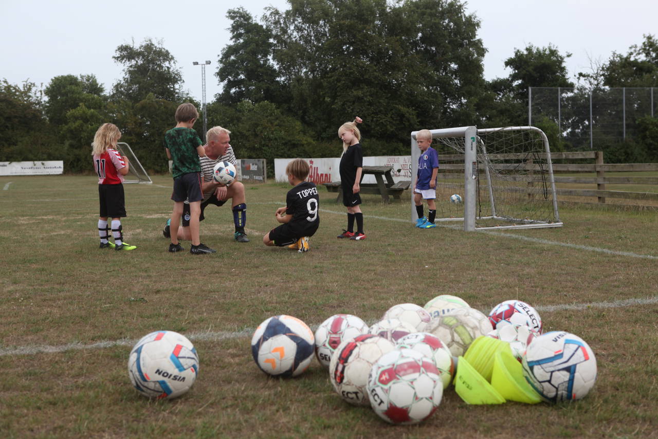 Fodboldtræning for de mindste i Skovby,