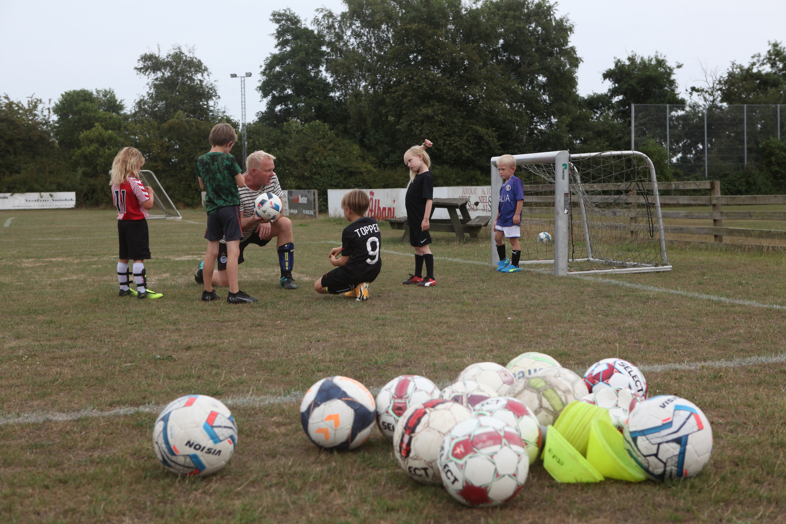 Fodboldtræning for de mindste i Skovby,