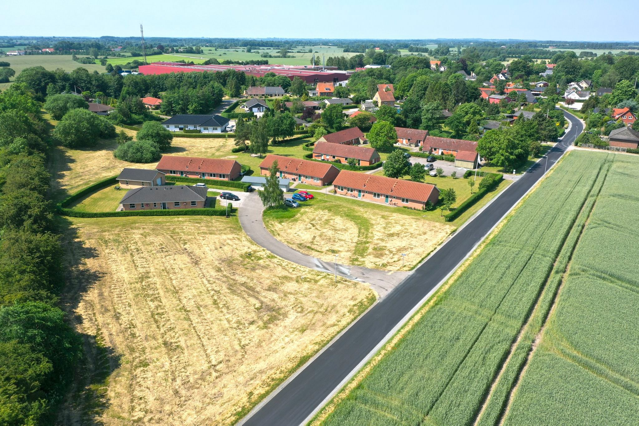 Dronebillede af nyere boligområde og ledige byggegrunde i Hårslev