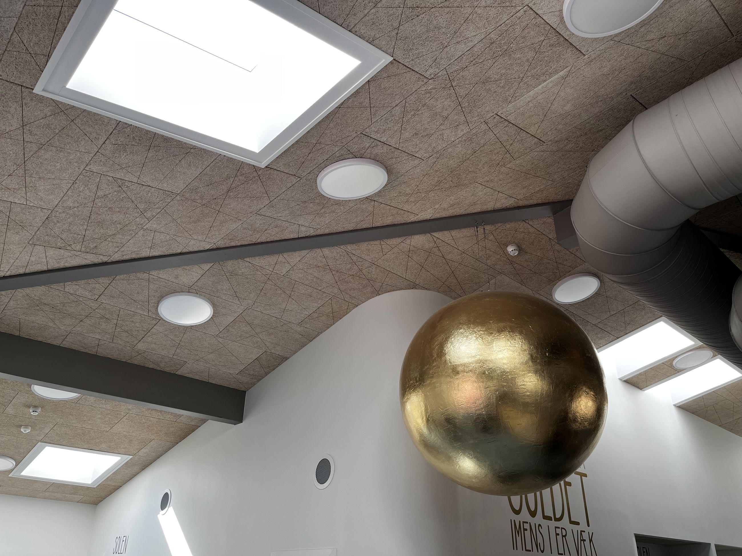 Kunstinstallation i loftet.