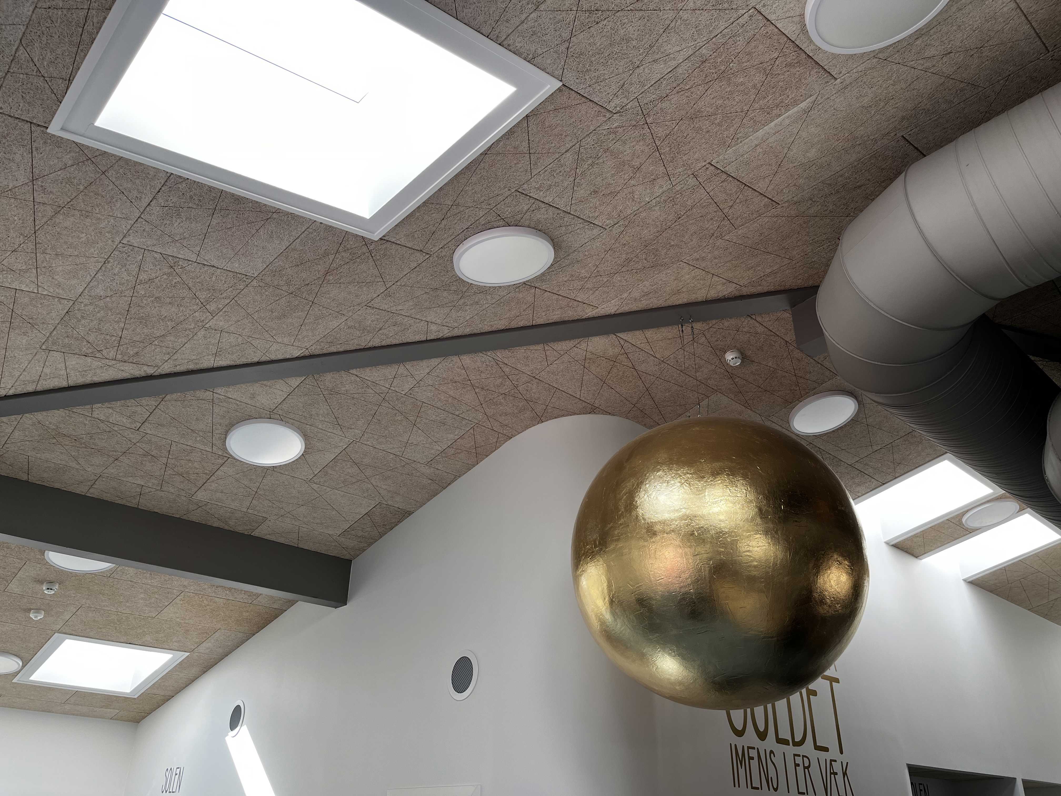 Kunstinstallation i loftet.