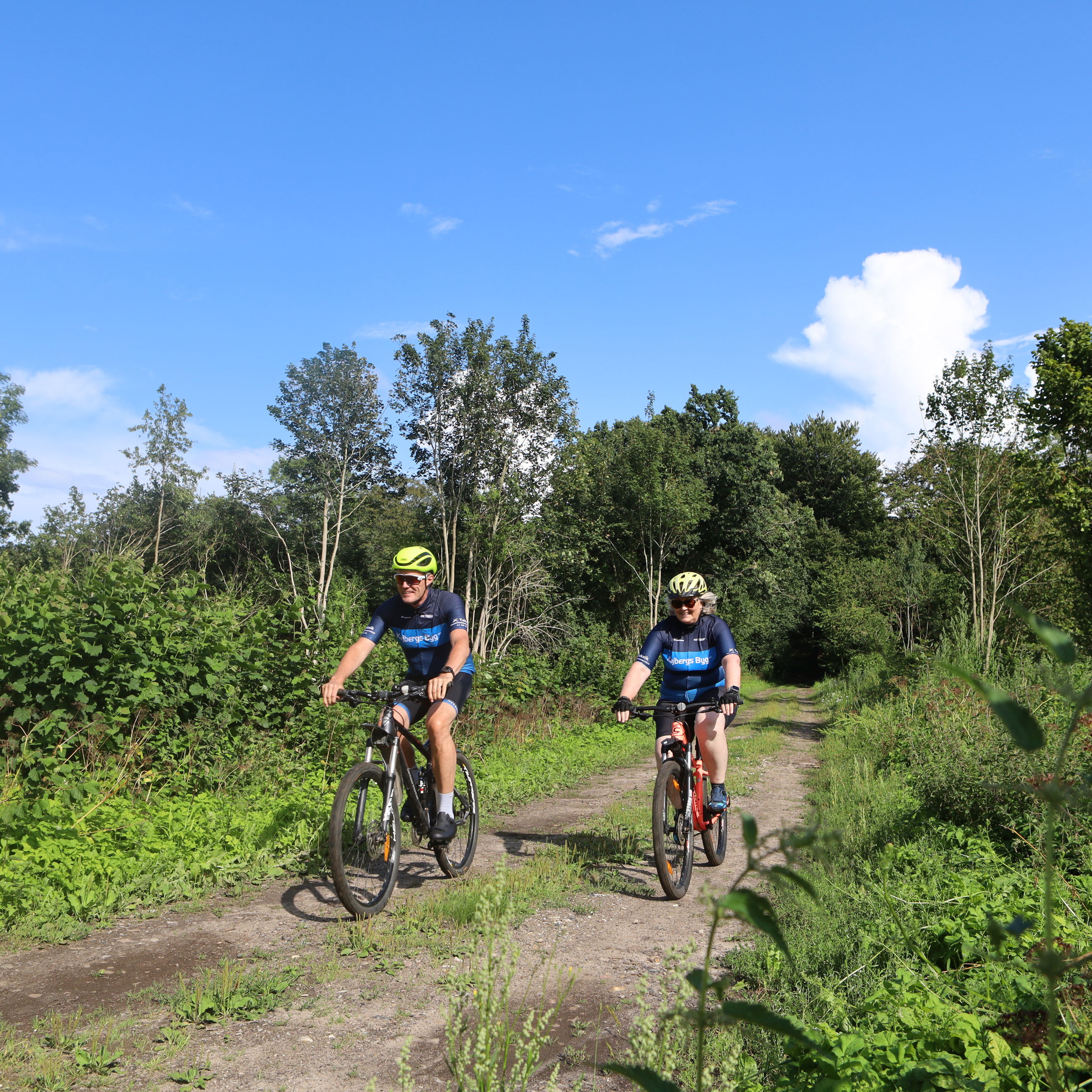 To personer på mountainbiketur.