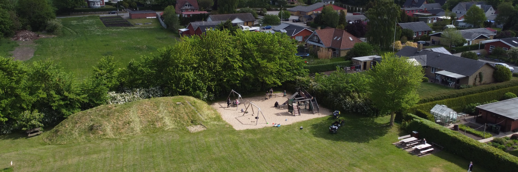 Legeplads og foto over Uggerslev på Nordfyn