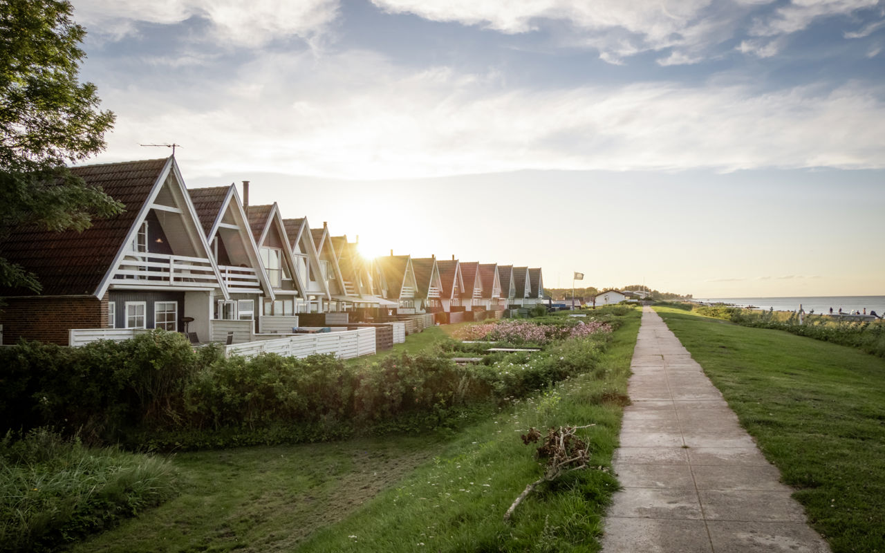 Diget ved Hasmark Strandoase med sommerhuse i første række