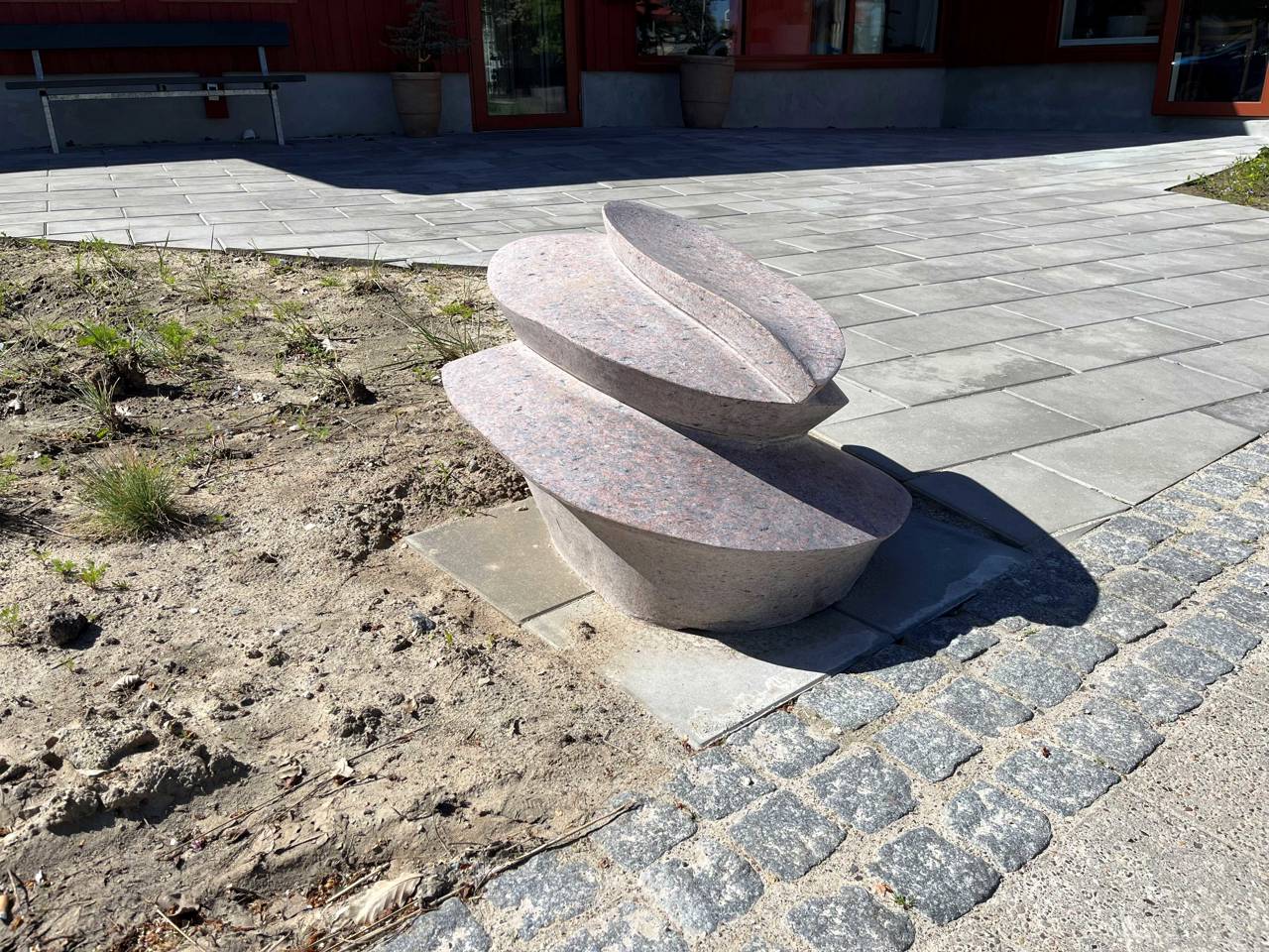 Fotoet viser skulpturen ved indgangspartiet til seniorhuset