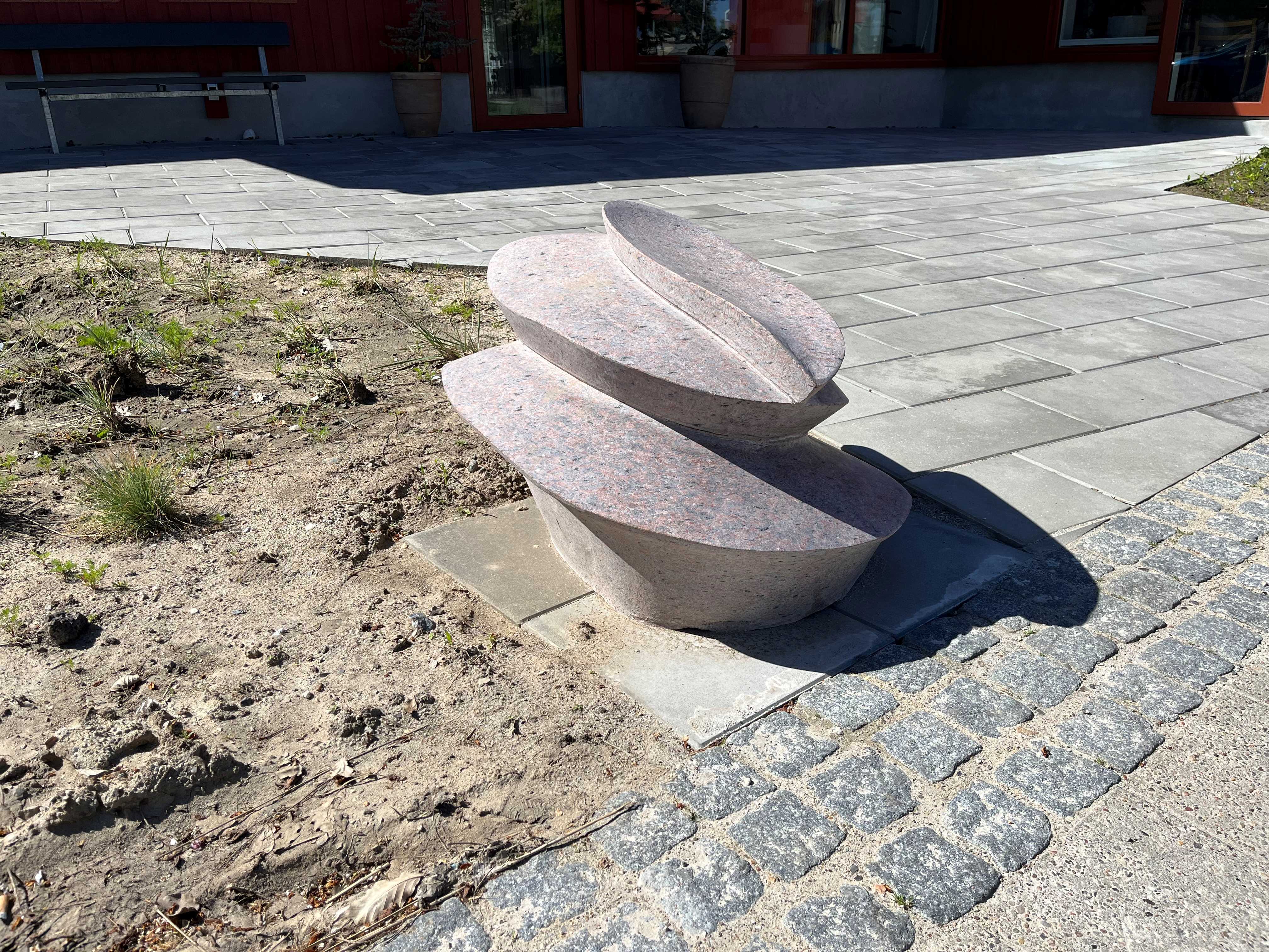 Fotoet viser skulpturen ved indgangspartiet til seniorhuset