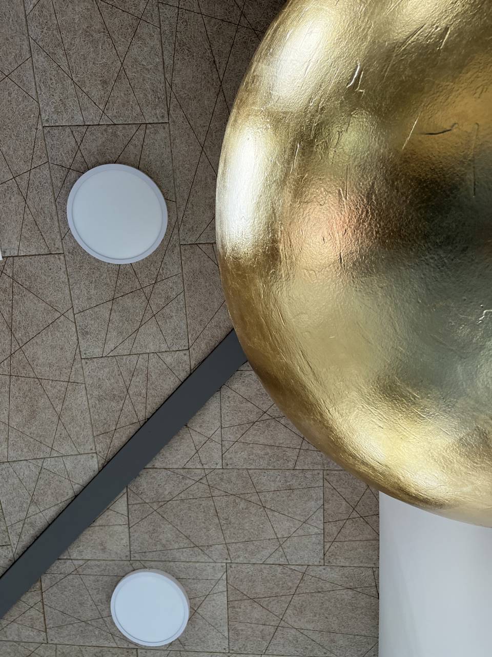 Kunstinstallation i loftet.