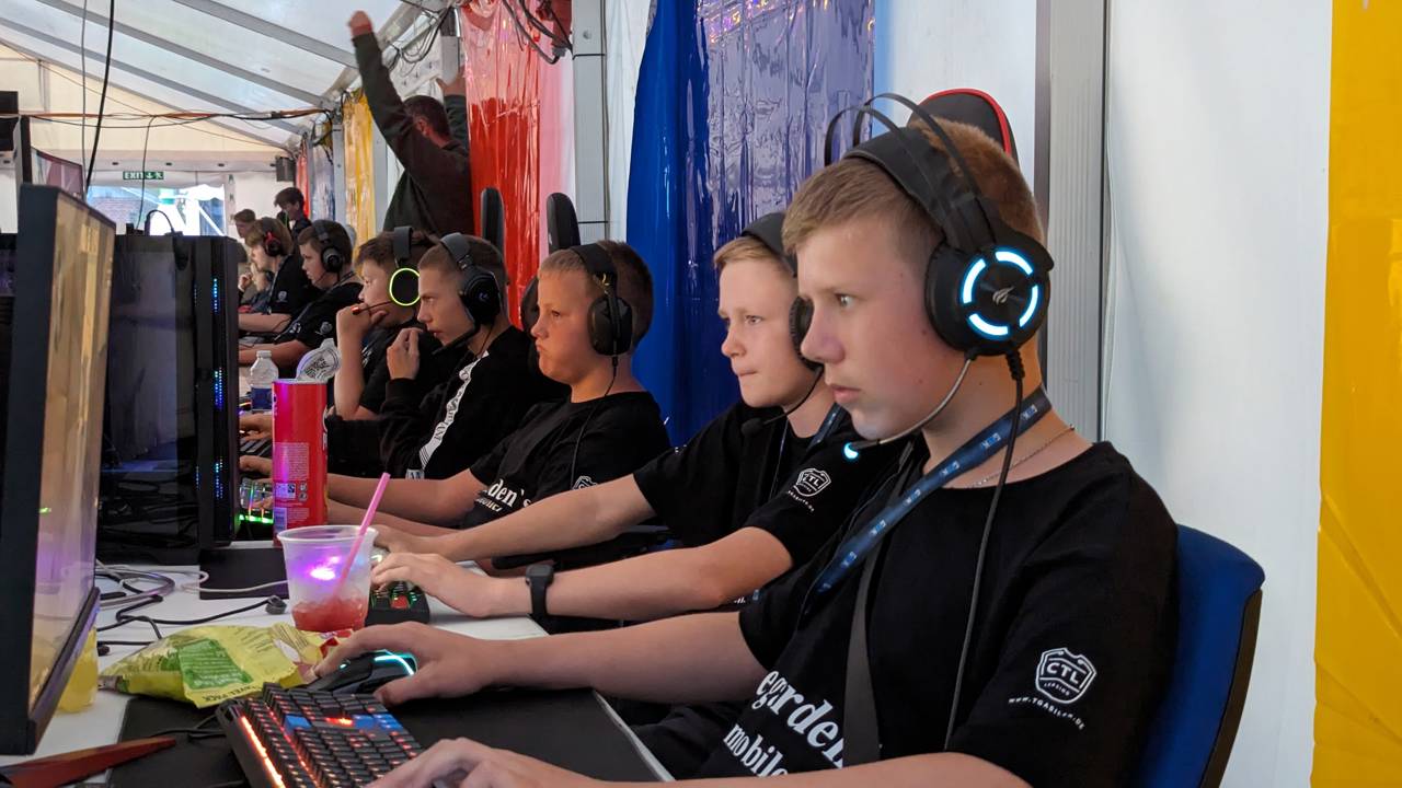 Billede af børn og unge, der deltager i OSG Gamers sommerlejr i juli 2023.