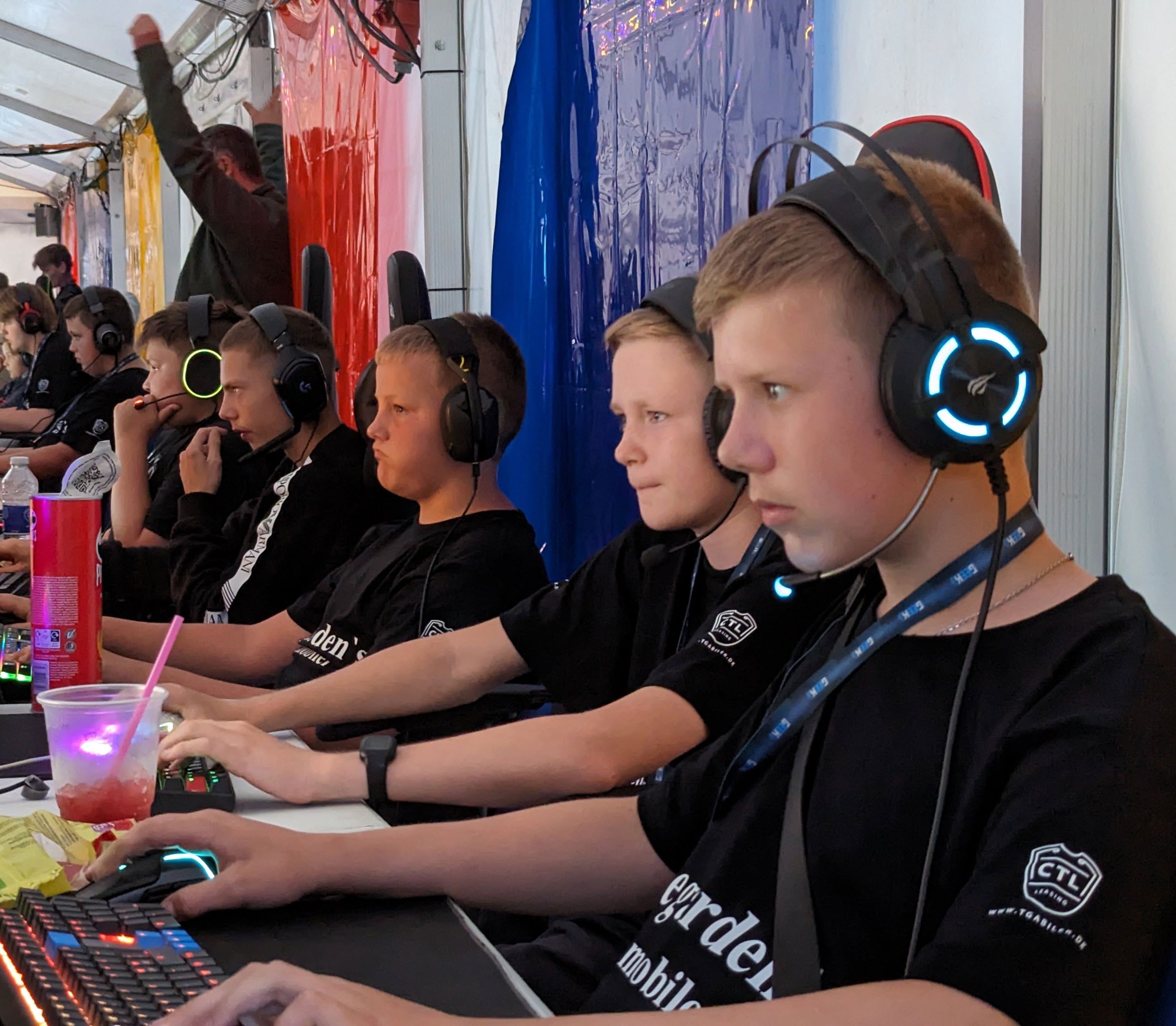 Billede af børn og unge, der deltager i OSG Gamers sommerlejr i juli 2023.