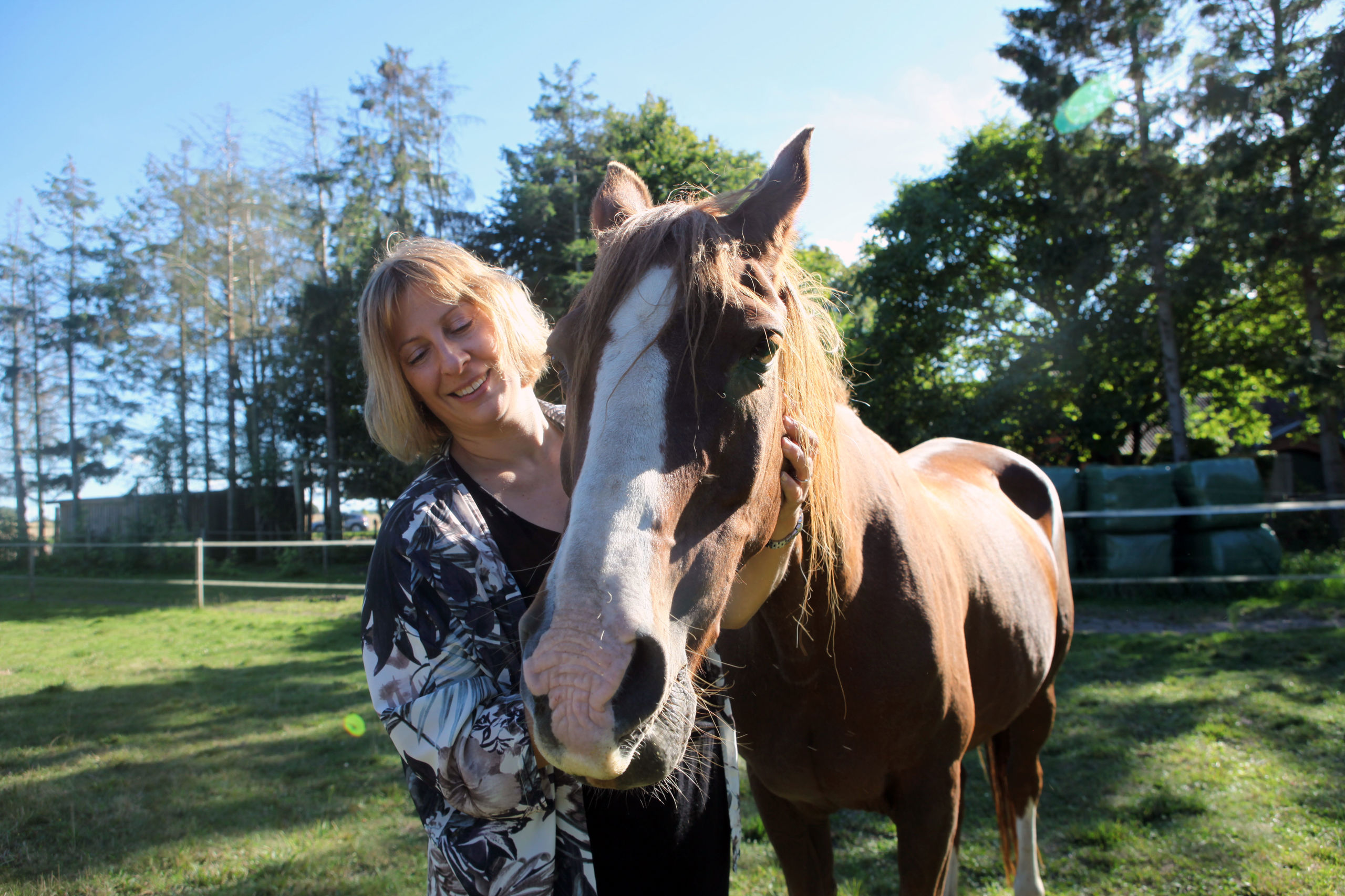 En kvinde med sin hest i Krogsbølle.