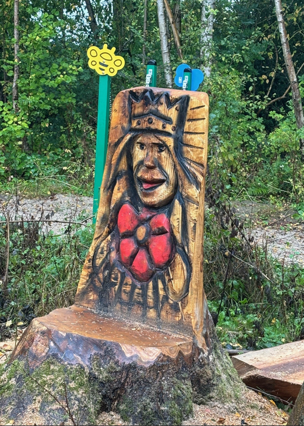 Træskulptur af tronstol