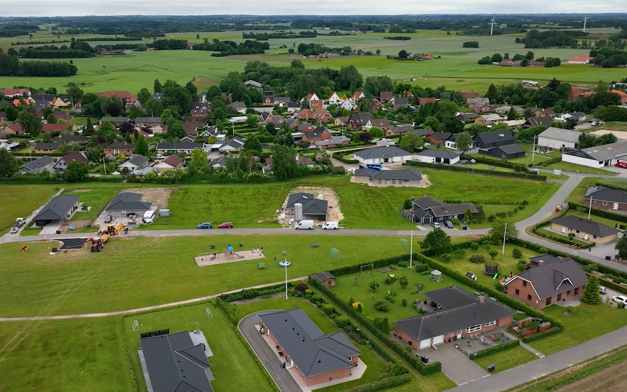 Dronebillede af Særslev by - særligt det nyere boligområde Slagstrupvænget i det nordlige Særslev.