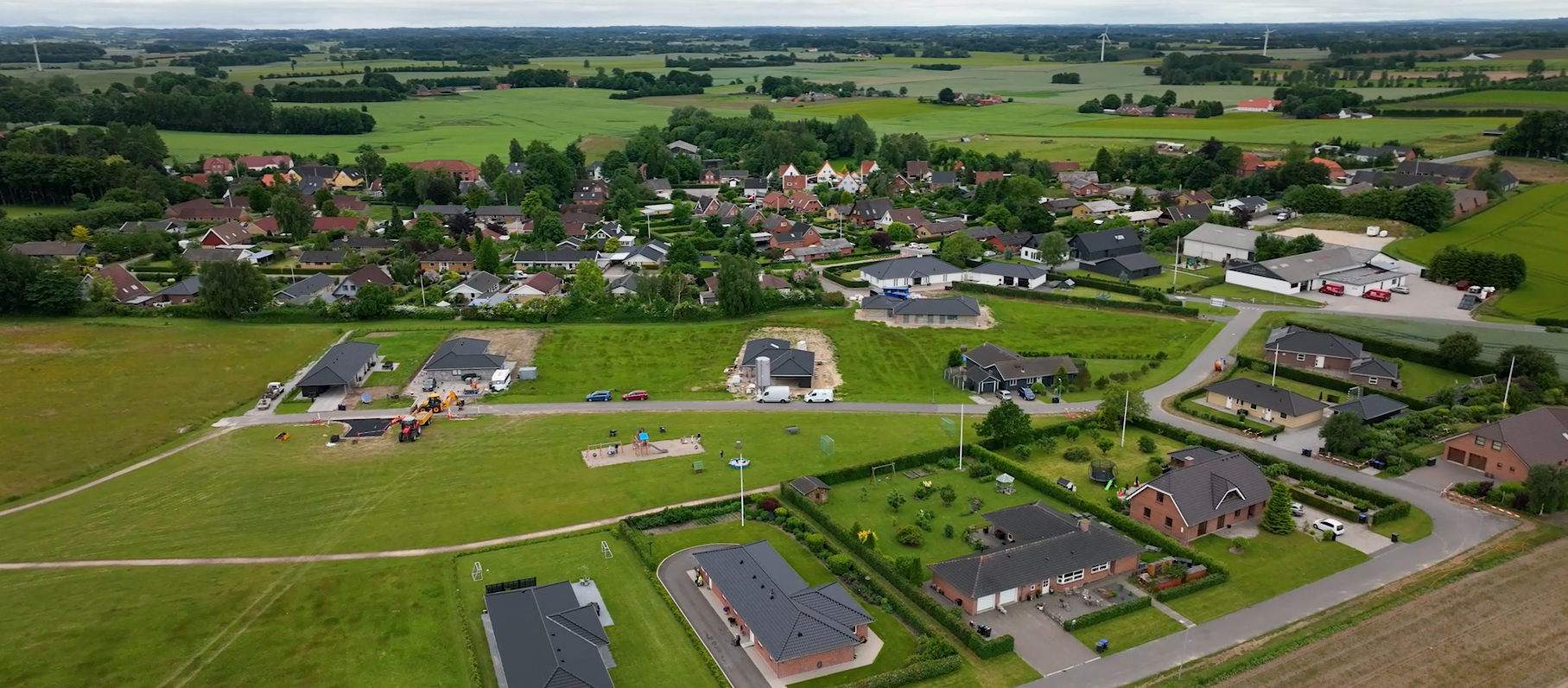 Dronebillede af Særslev by - særligt det nyere boligområde Slagstrupvænget i det nordlige Særslev.