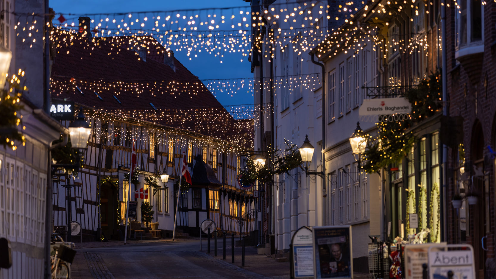 Bogenses gamle by er pyntet op til jul med julelys.
