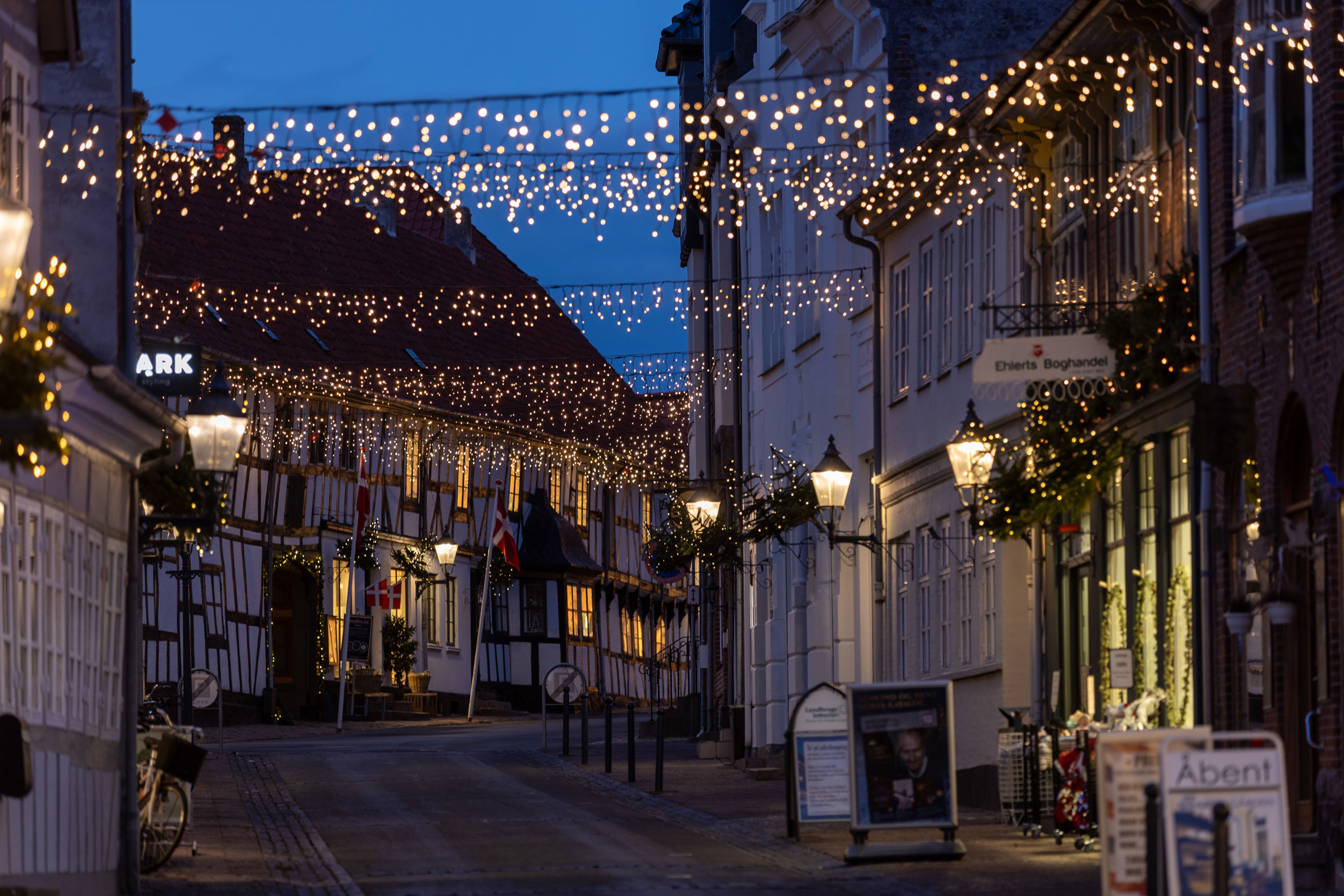 Bogenses gamle by er pyntet op til jul med julelys.