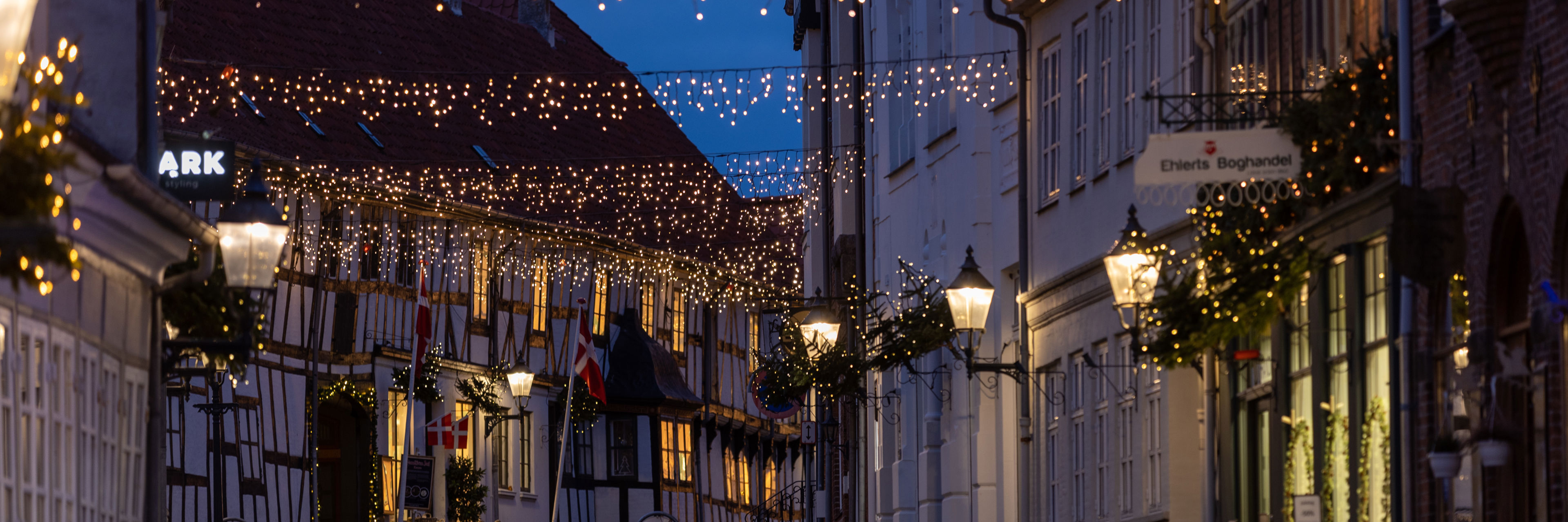 Bogenses gamle by er pyntet op til jul med julelys.