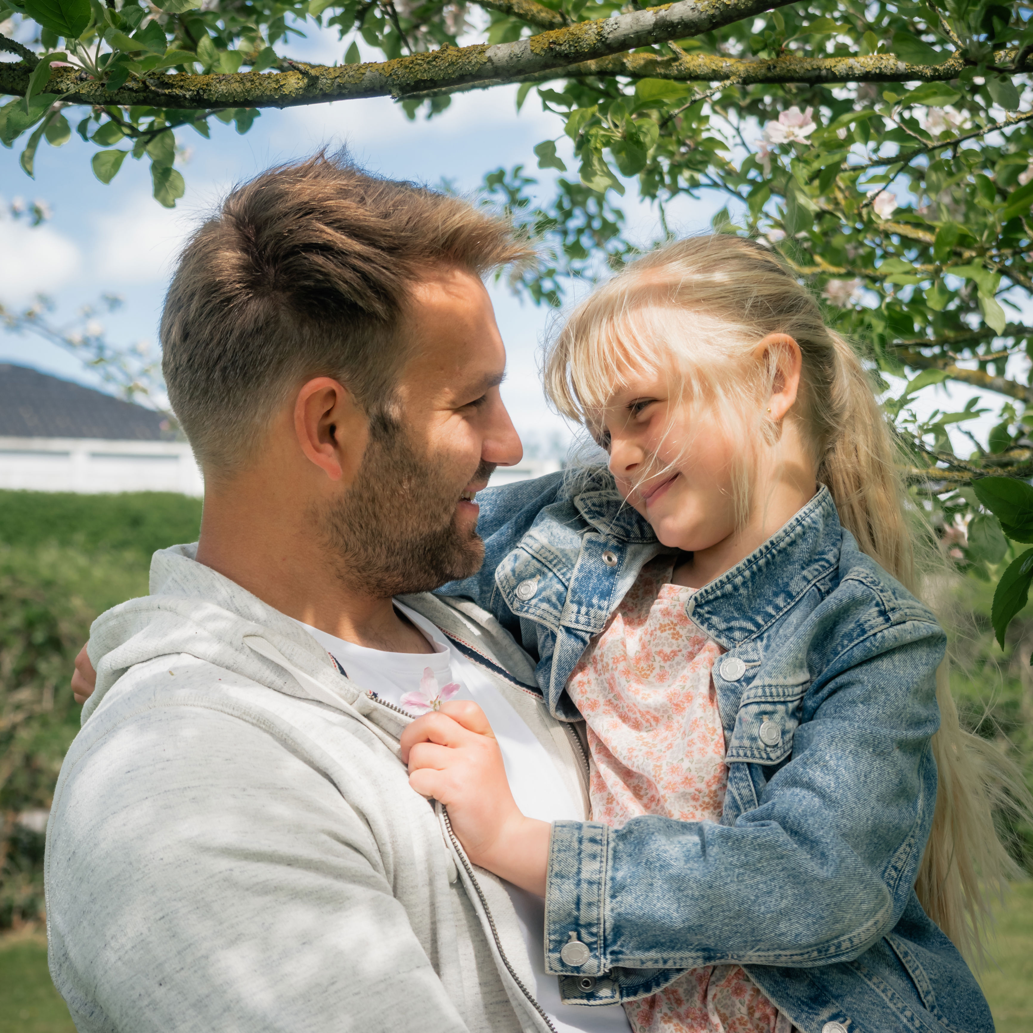 Far og datter i en have i Bogense.