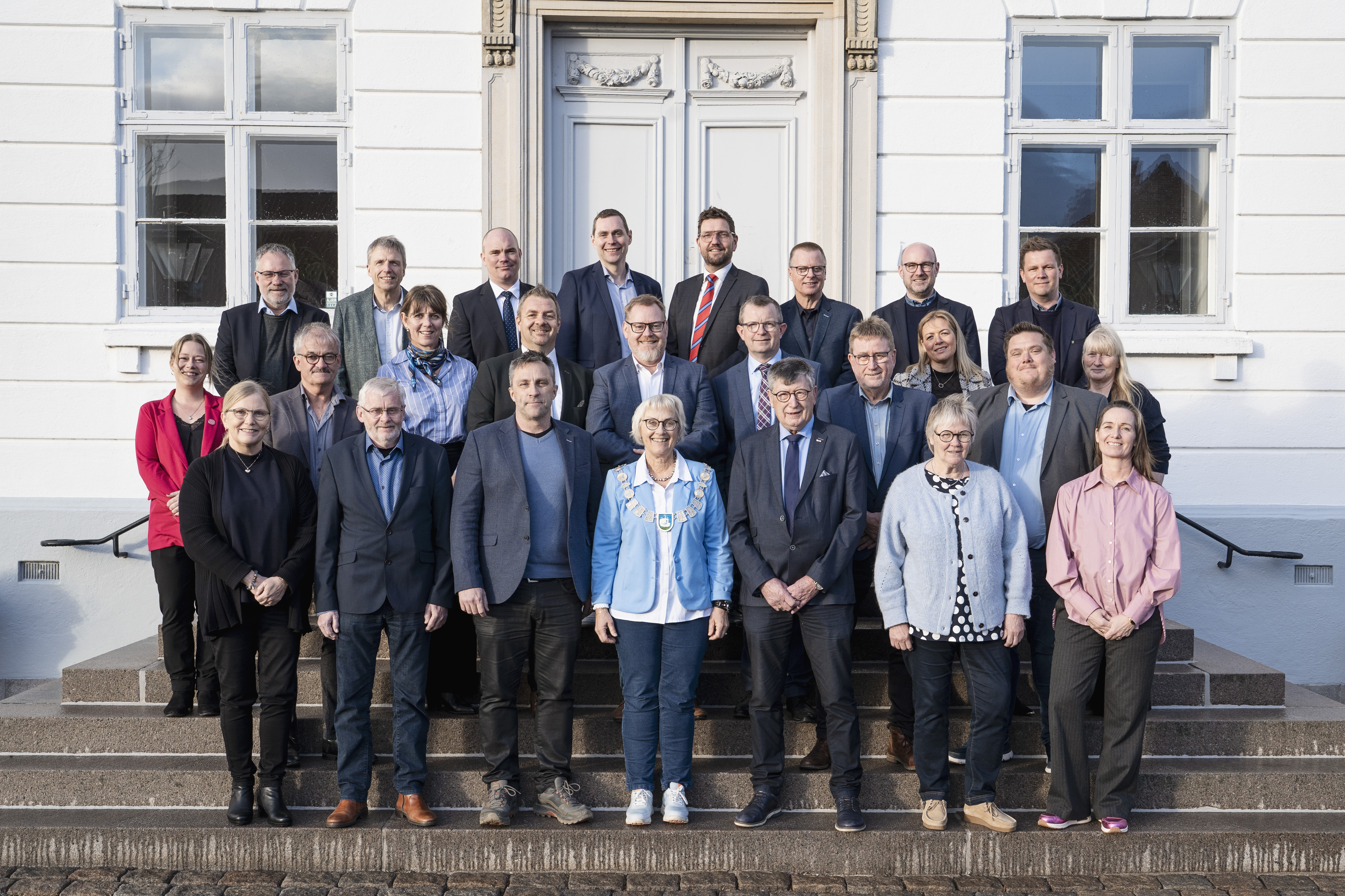 Den samlede kommunalbestyrelse 2026-2029 på trappen foran Bogense Rådhus