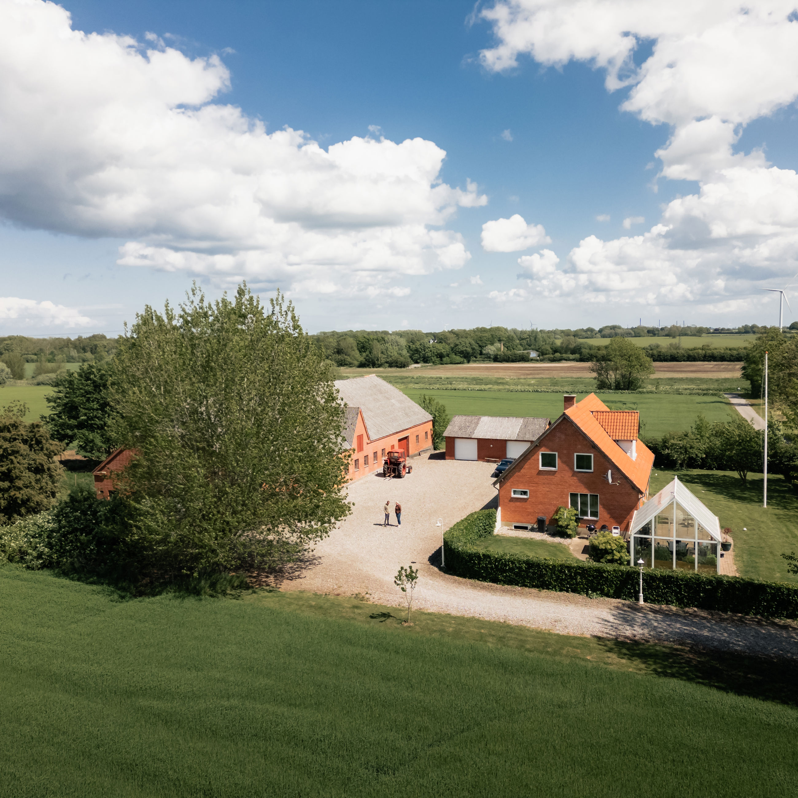 Dronebillede af landejendom i Uggerslev.