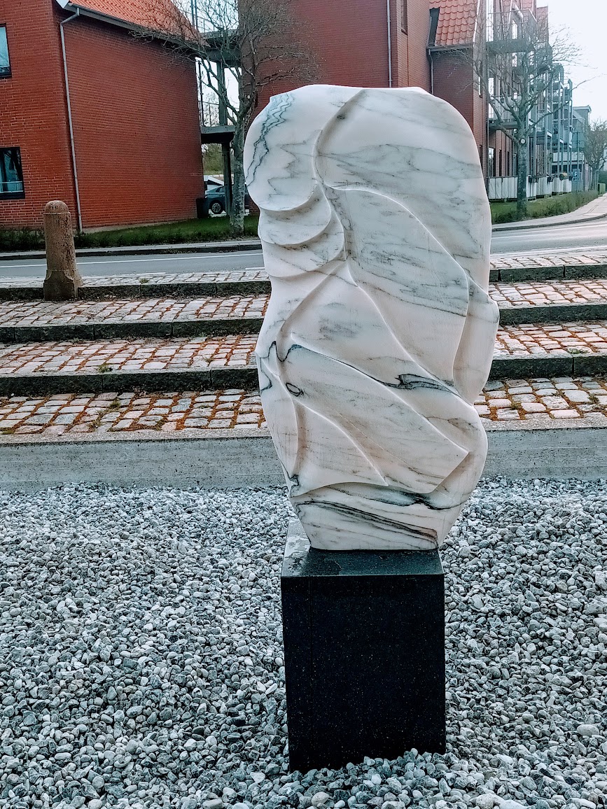 Fotoet viser skulpturen i bybilledet