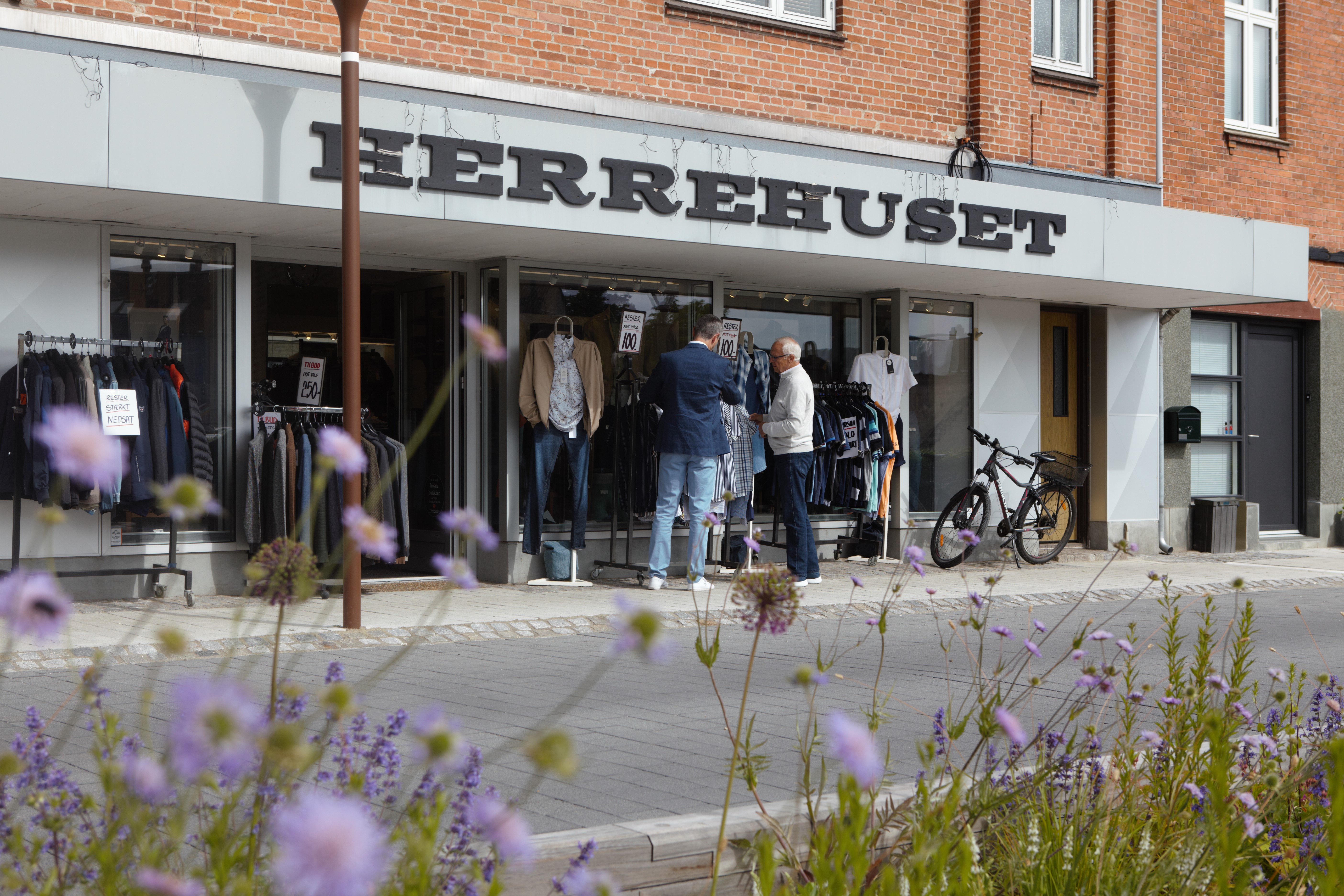 Billede af handelslivet i Otterup bymidte.