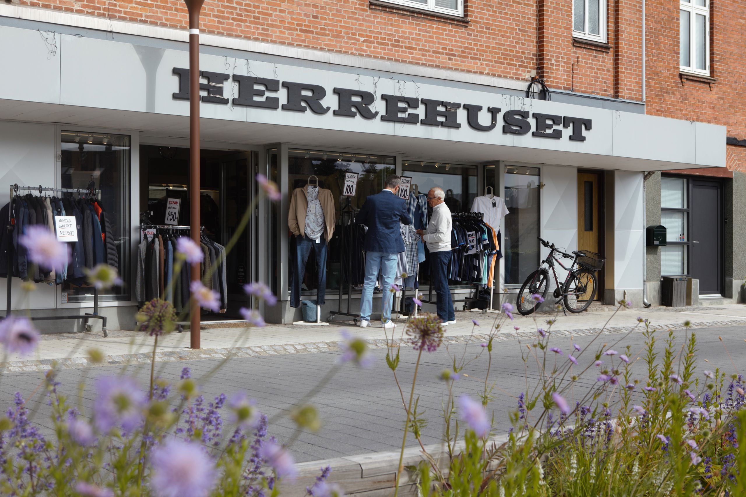 Billede af handelslivet i Otterup bymidte.