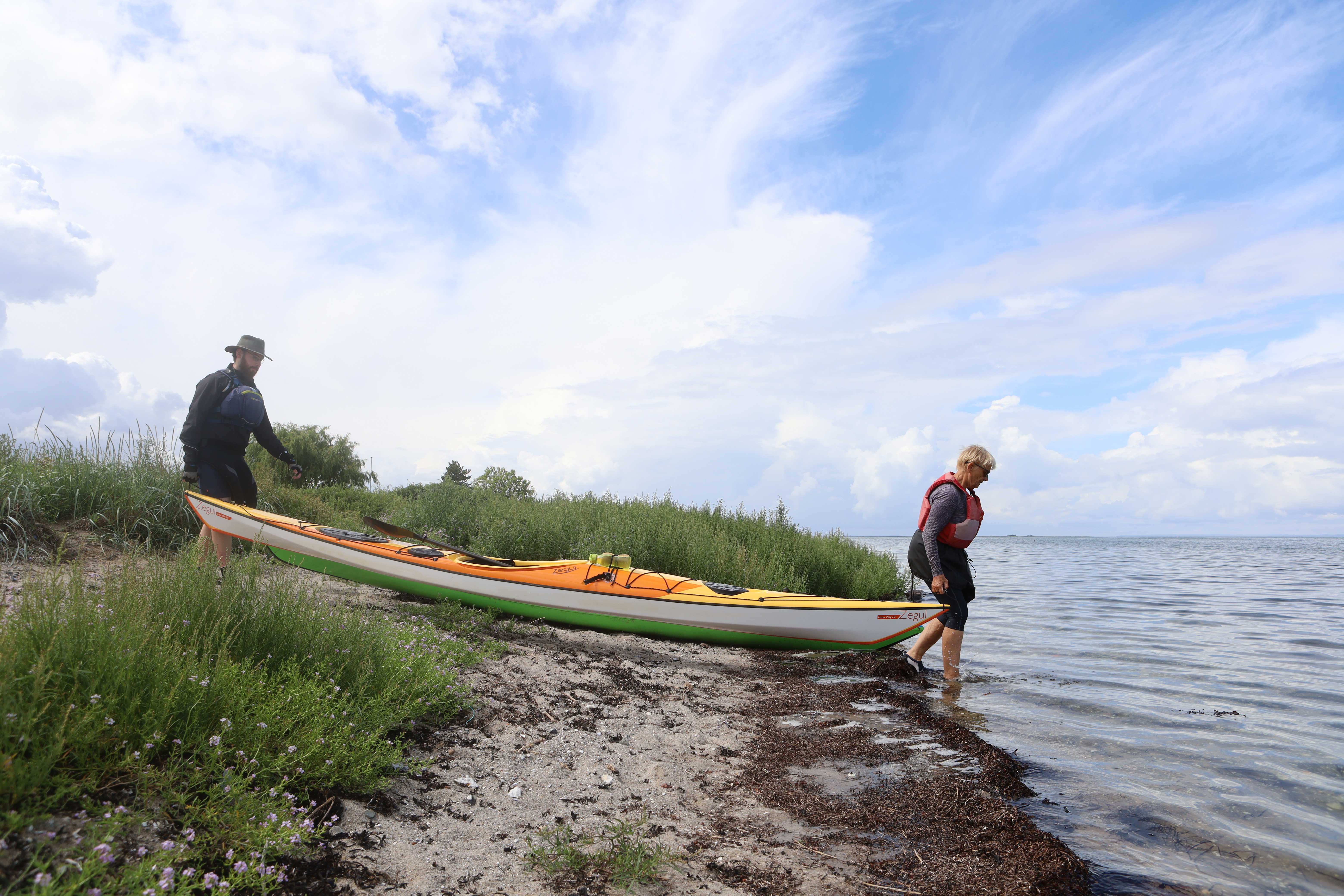 To personer med en kajak ved Nørreby Hals.