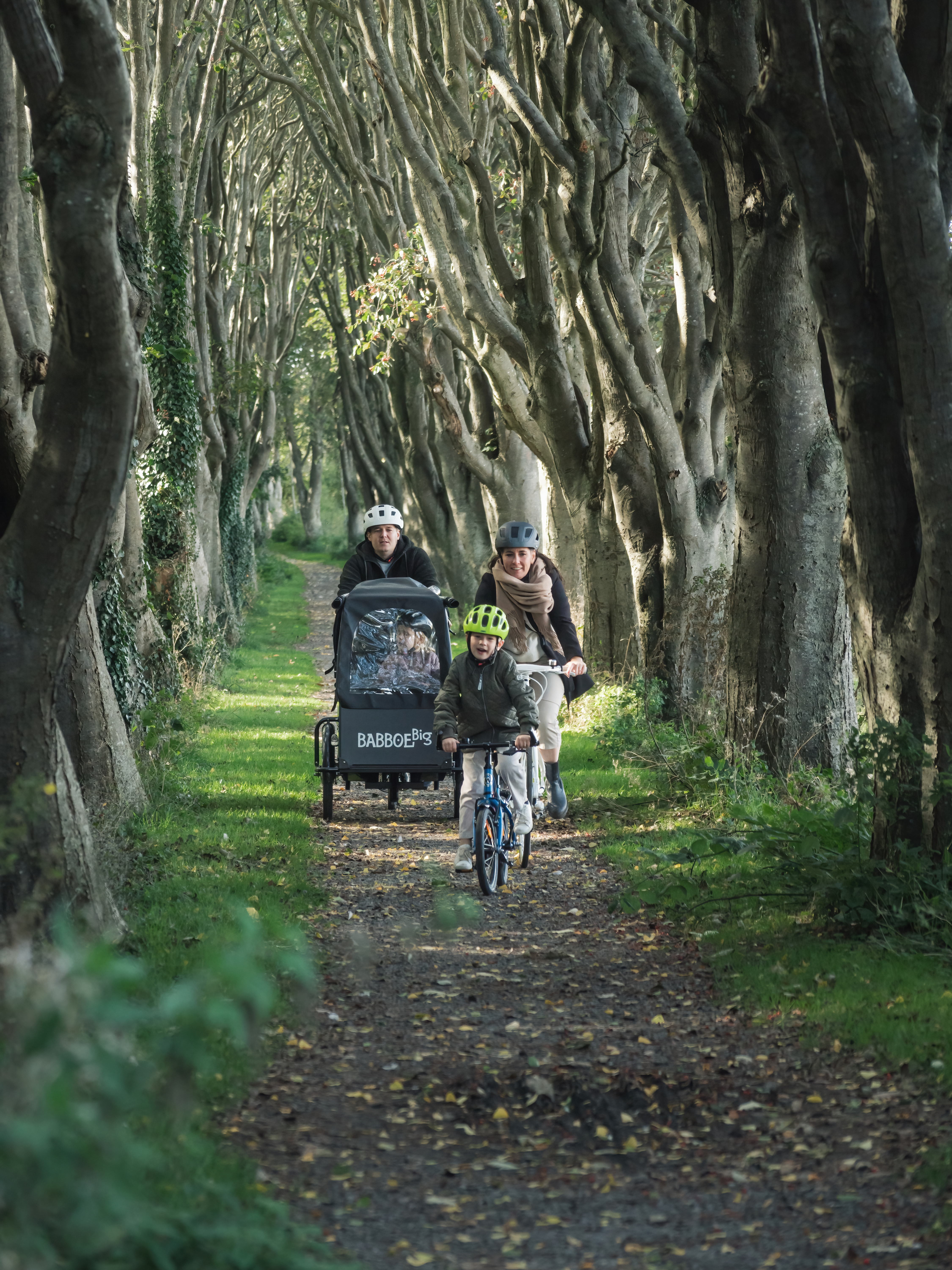 Familie på cykeltur langs Kærlighedsstien i Otterup - efterår 2024.