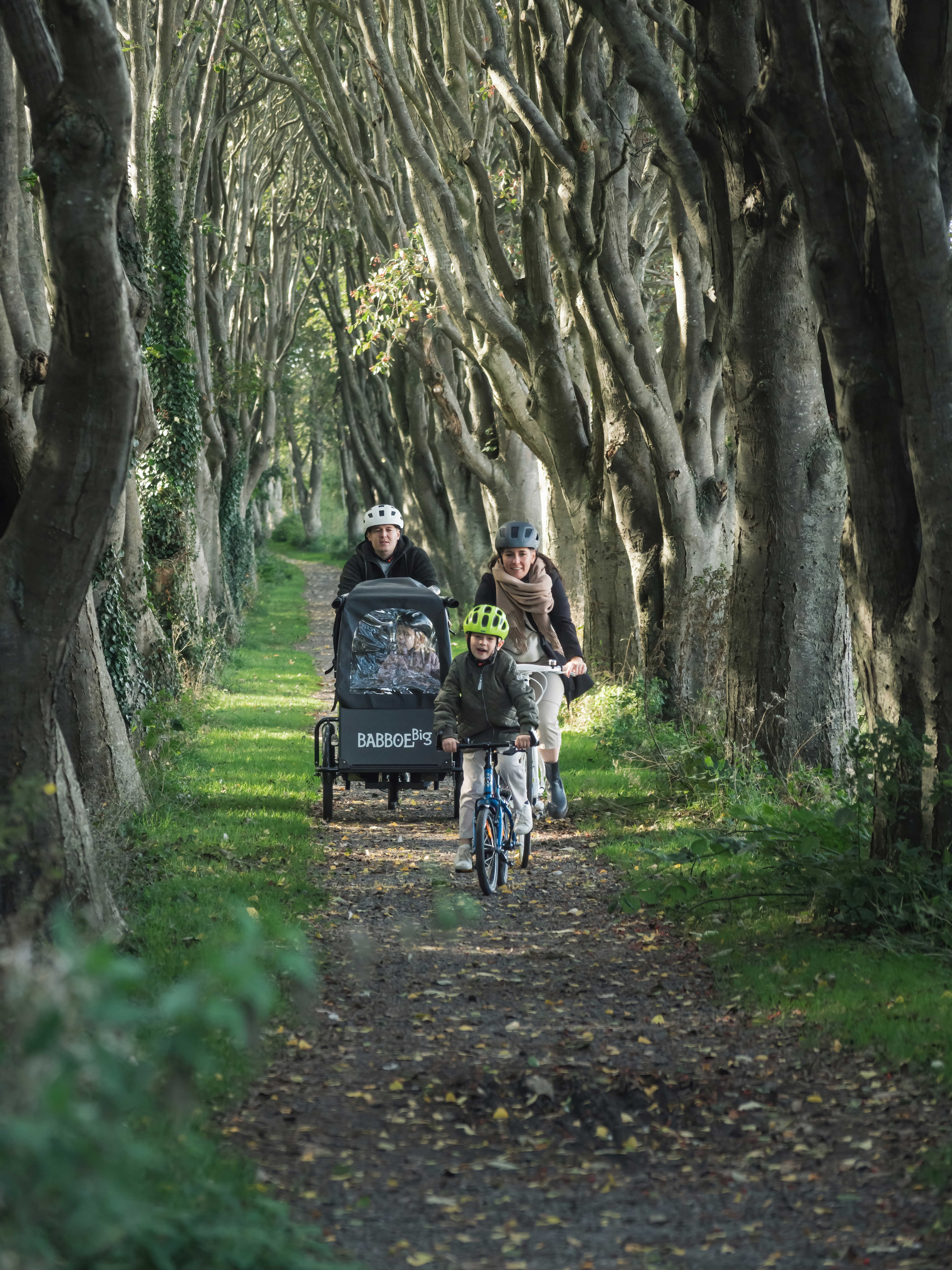 Familie på cykeltur langs Kærlighedsstien i Otterup - efterår 2024.
