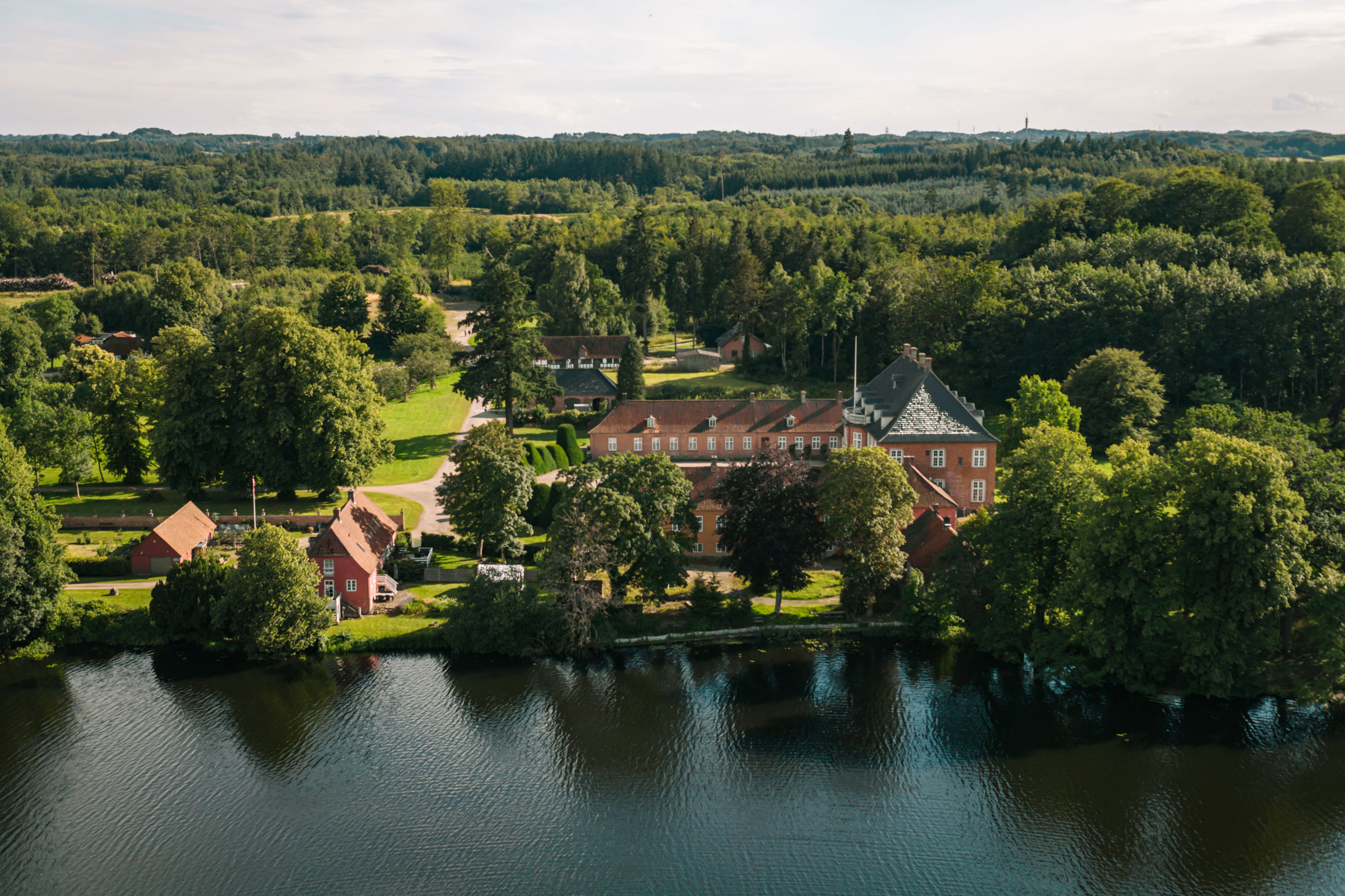 Billede af Langesø Slot og sø nær Morud.