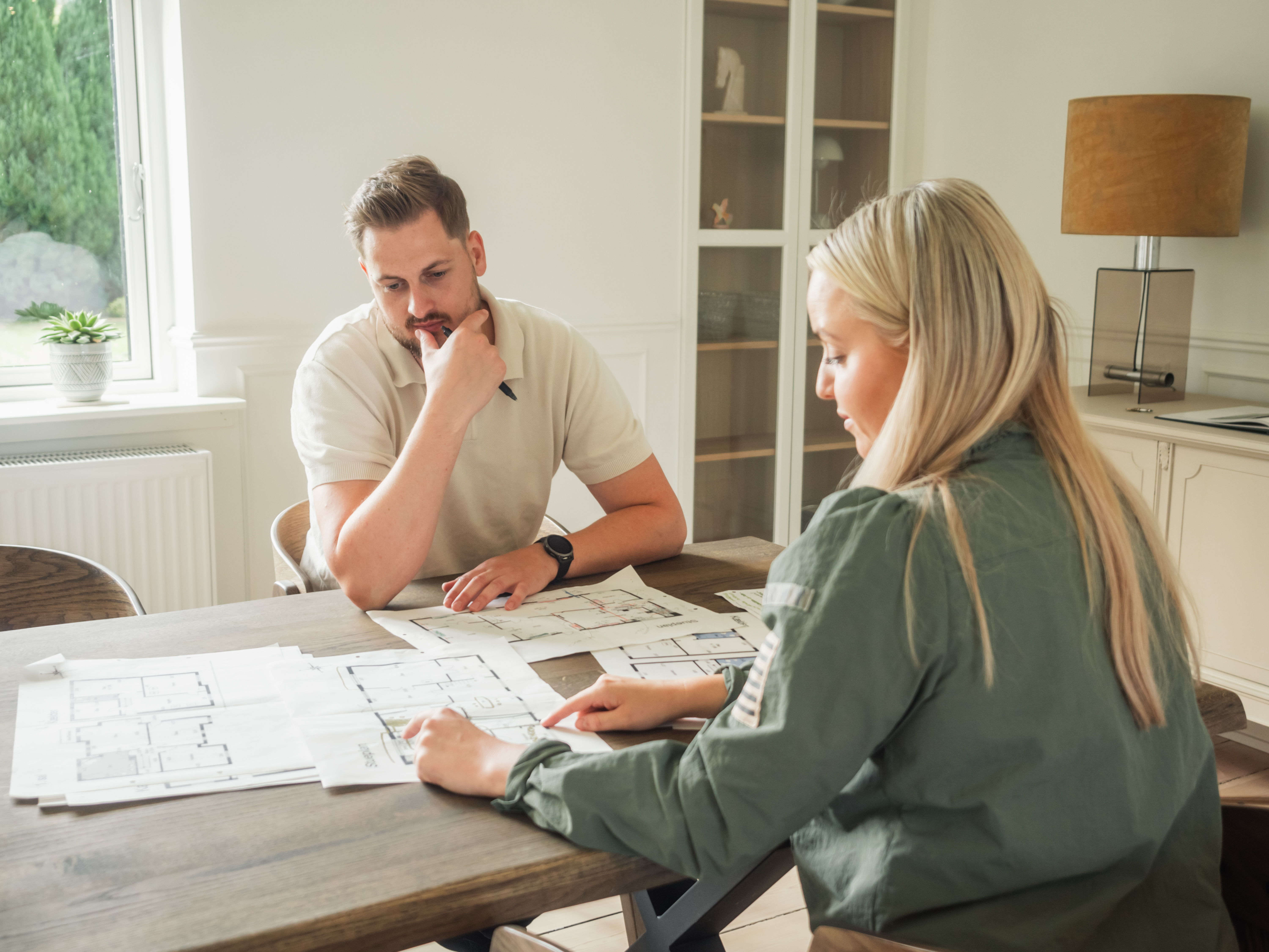 Et par, der kigger på tegninger i forbindelse med renovering af deres landejendom i Skamby.