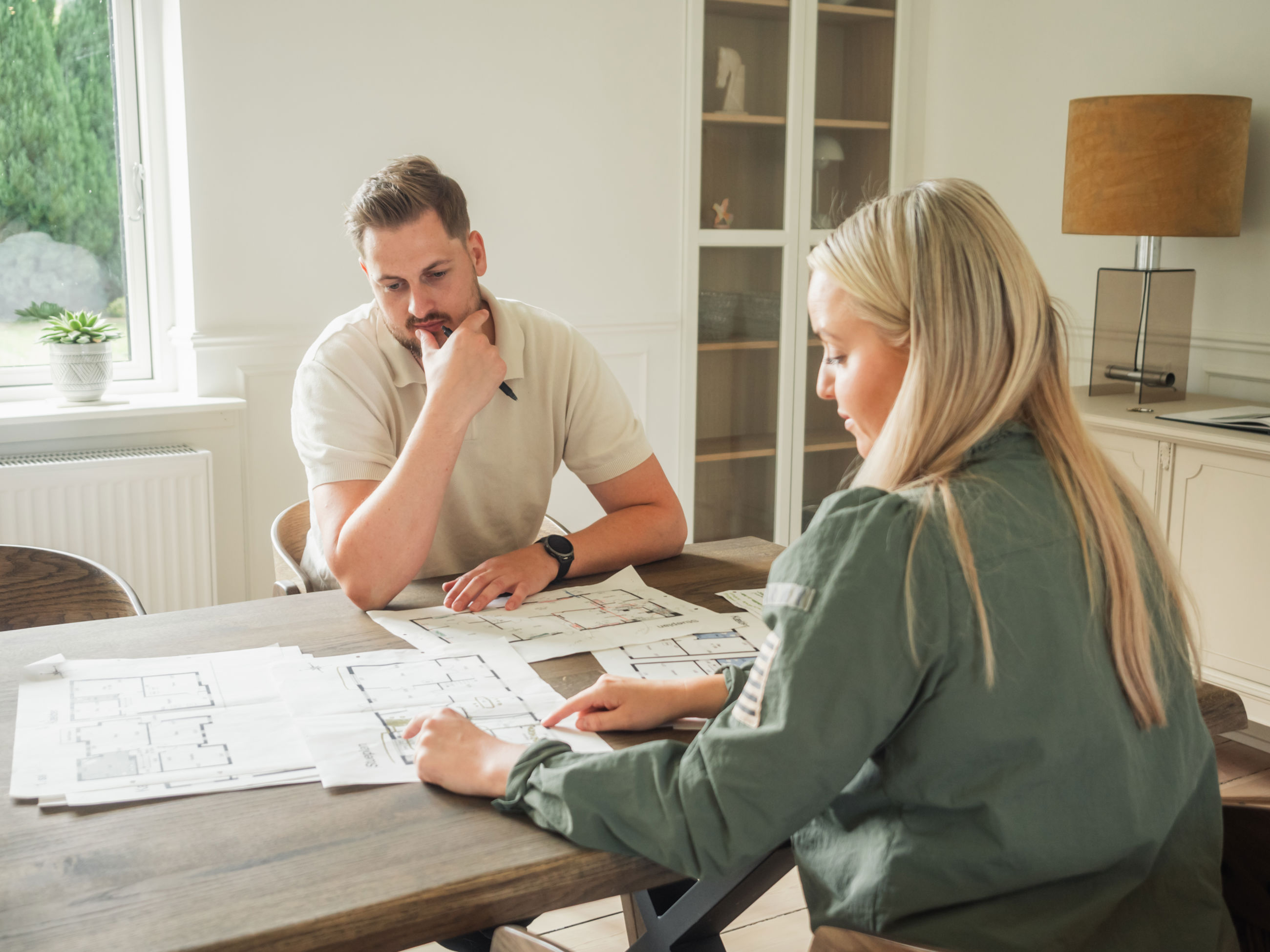 Et par, der kigger på tegninger i forbindelse med renovering af deres landejendom i Skamby.