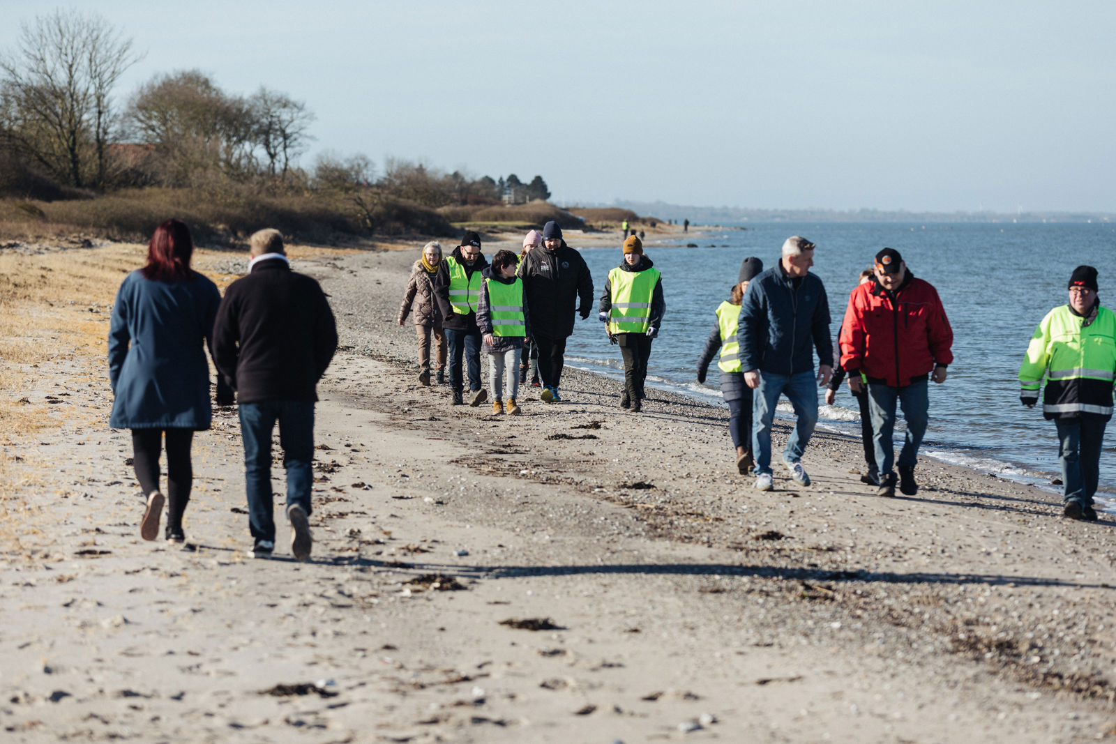 Billede af OSG Walkers, der går en tur langs kysten ved Skåstrup Strand.