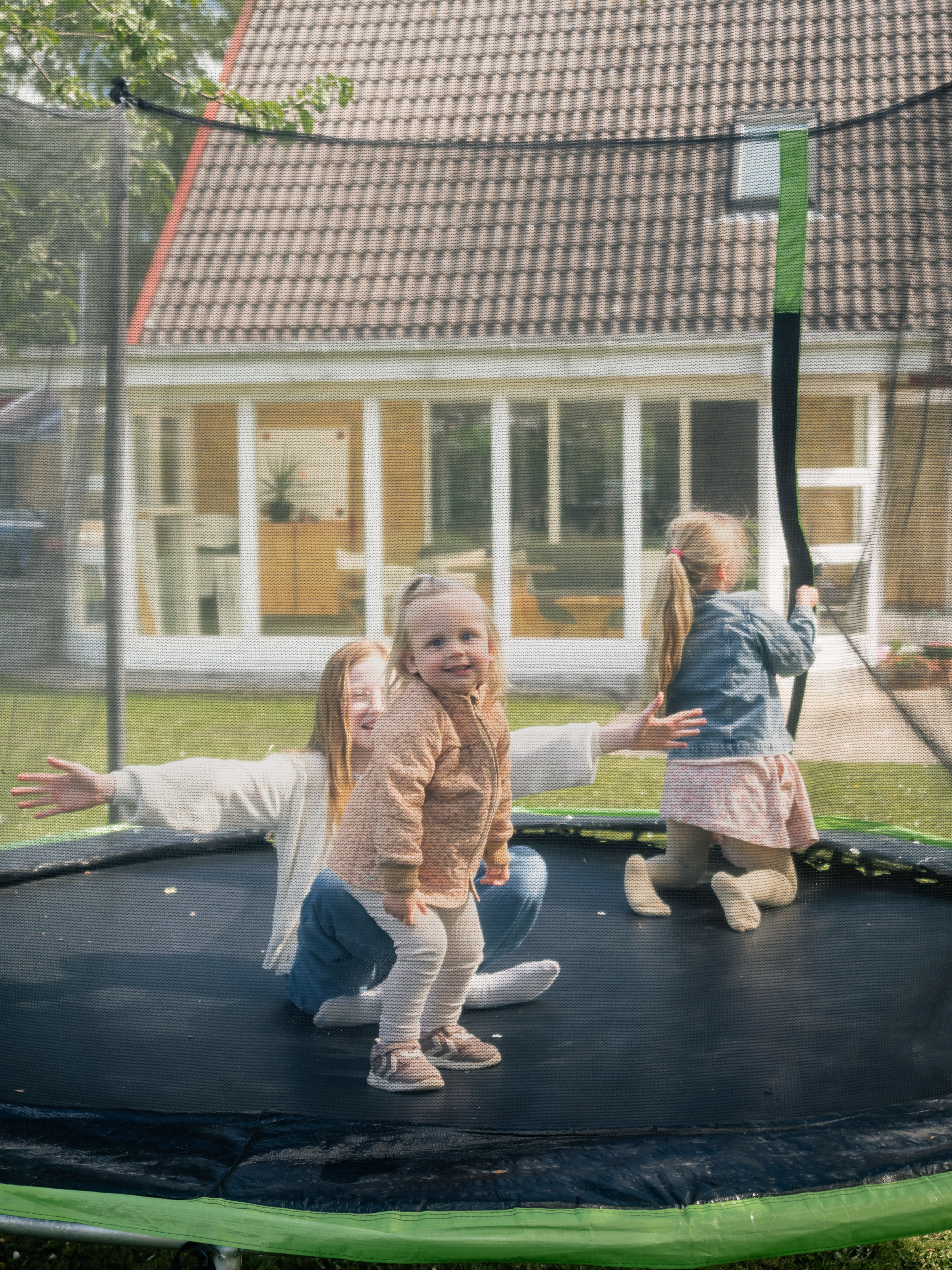 Børn, der leger på en havetrampolin i Bogense.