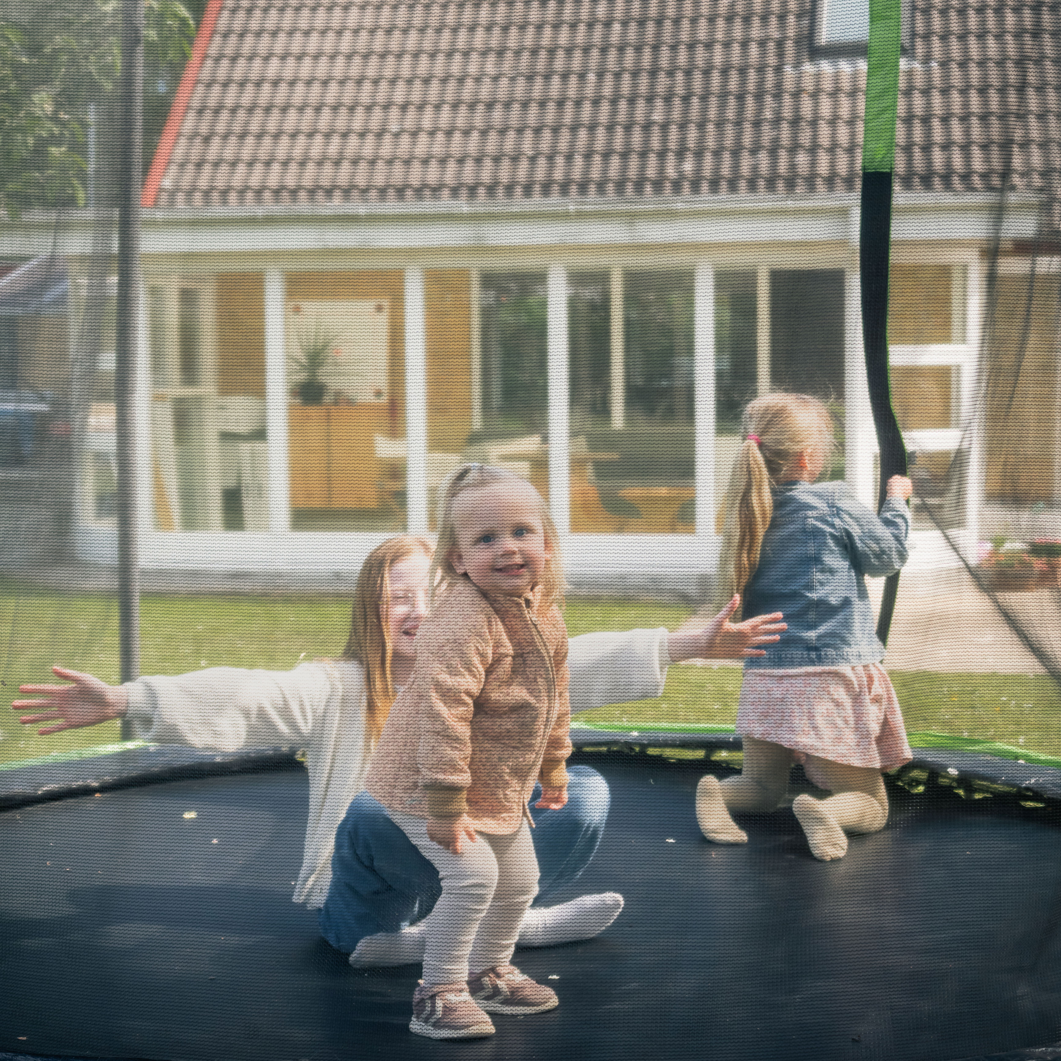 Børn, der leger på en havetrampolin i Bogense.