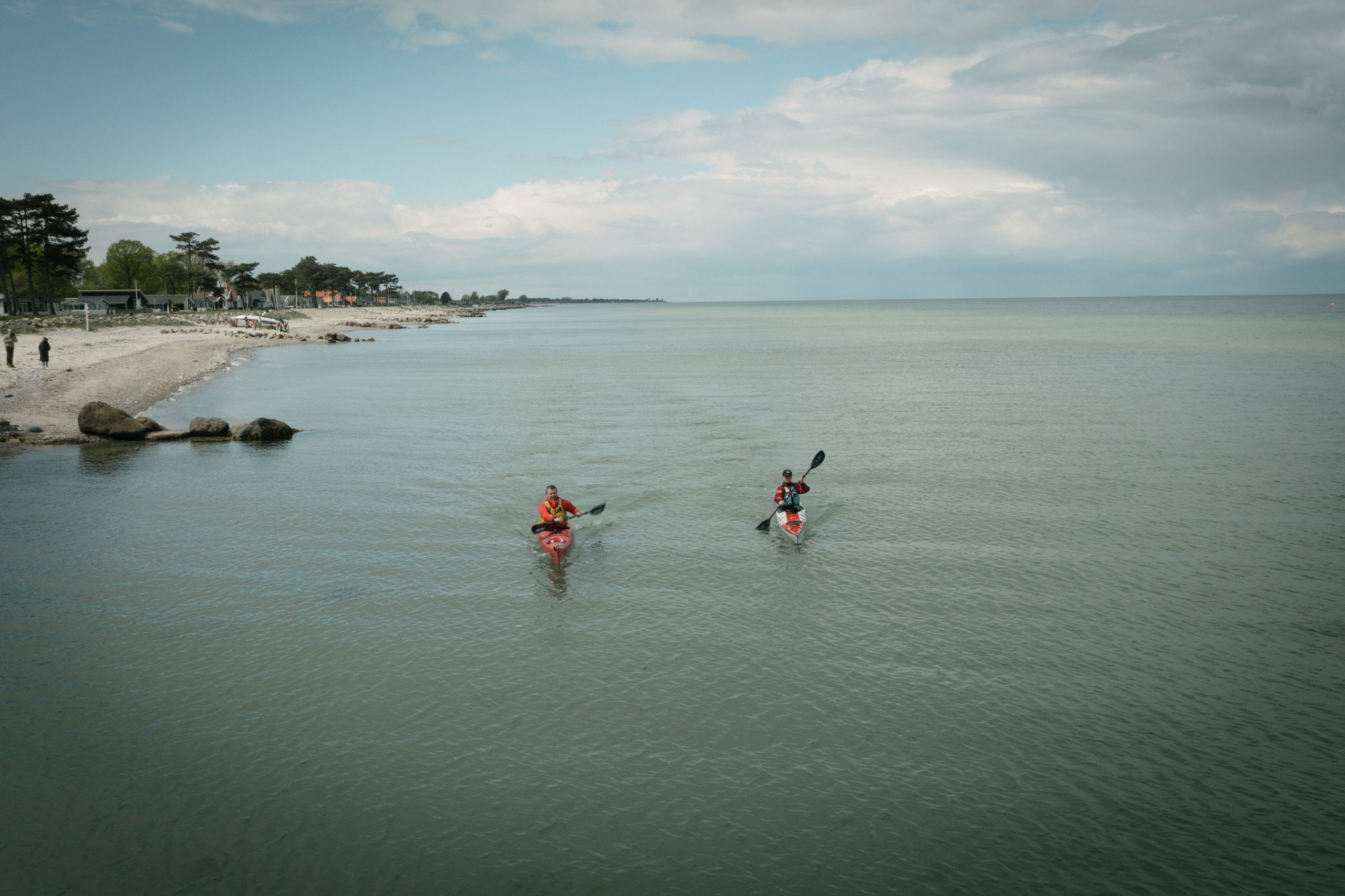 To kajakroere i vandet ved Hasmark Strand
