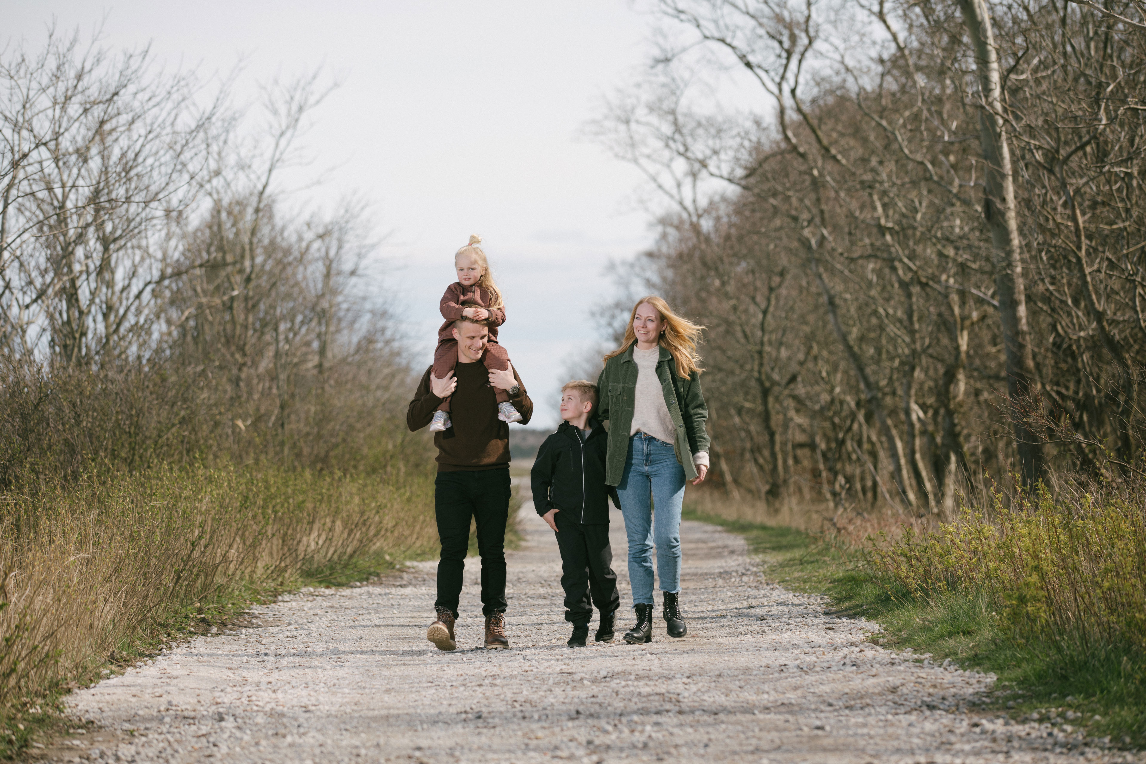 Familie går på en sti