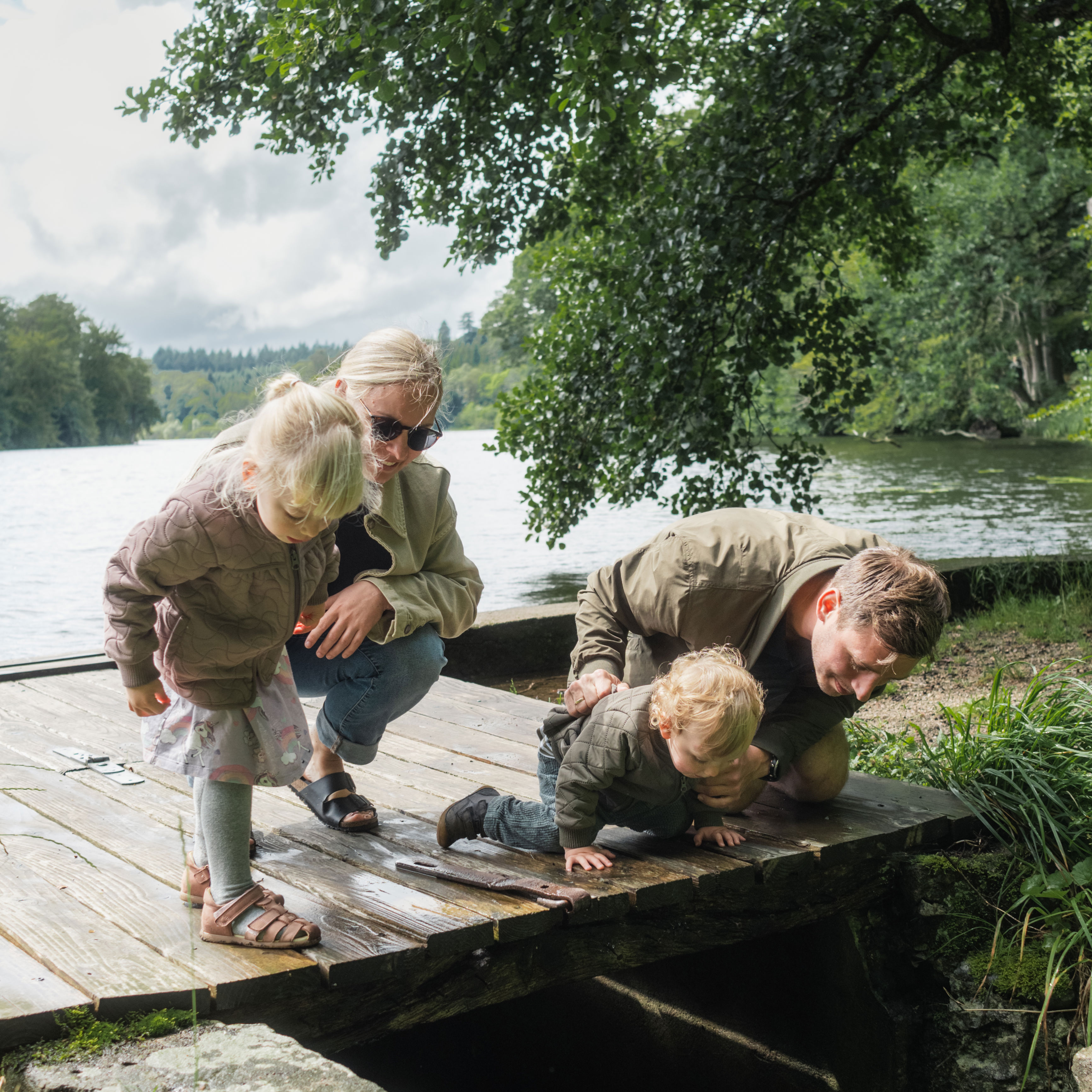 Familie, der kaster sten i Langesø nær Morud.