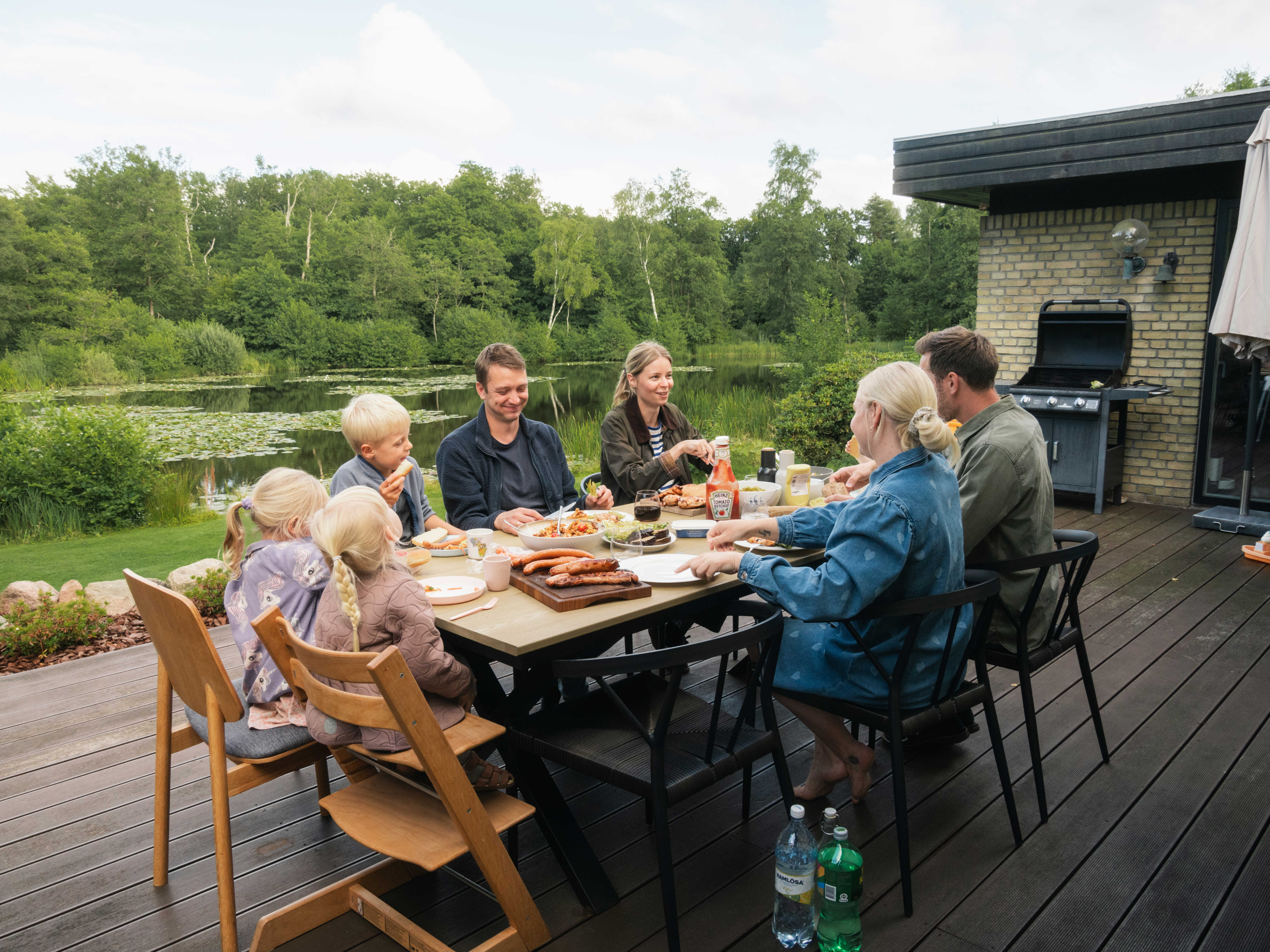To familier, der spiser aftensmad sammen en sommeraften i Morud.