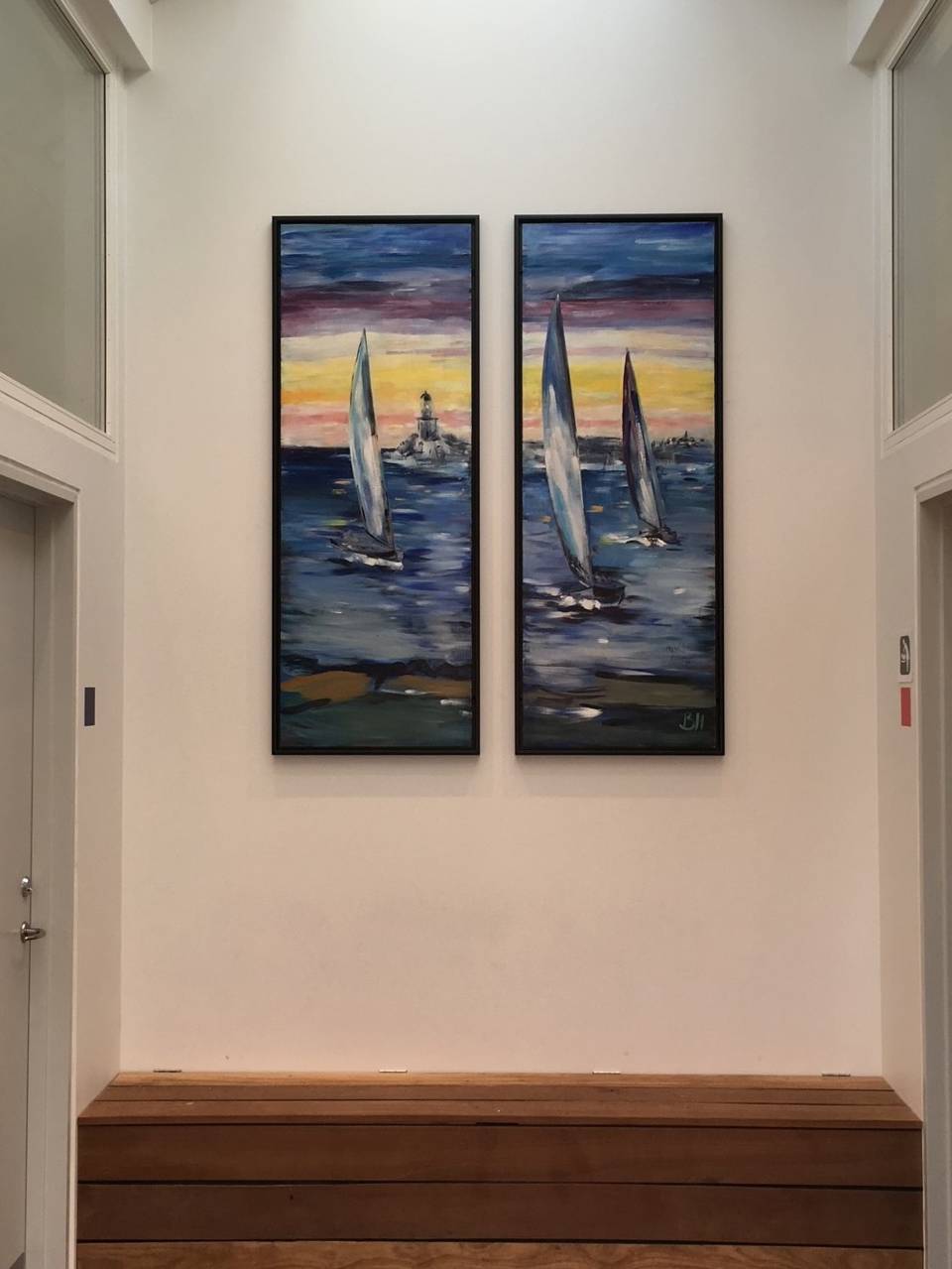 Malerier af sejlbåde og fyrtårn