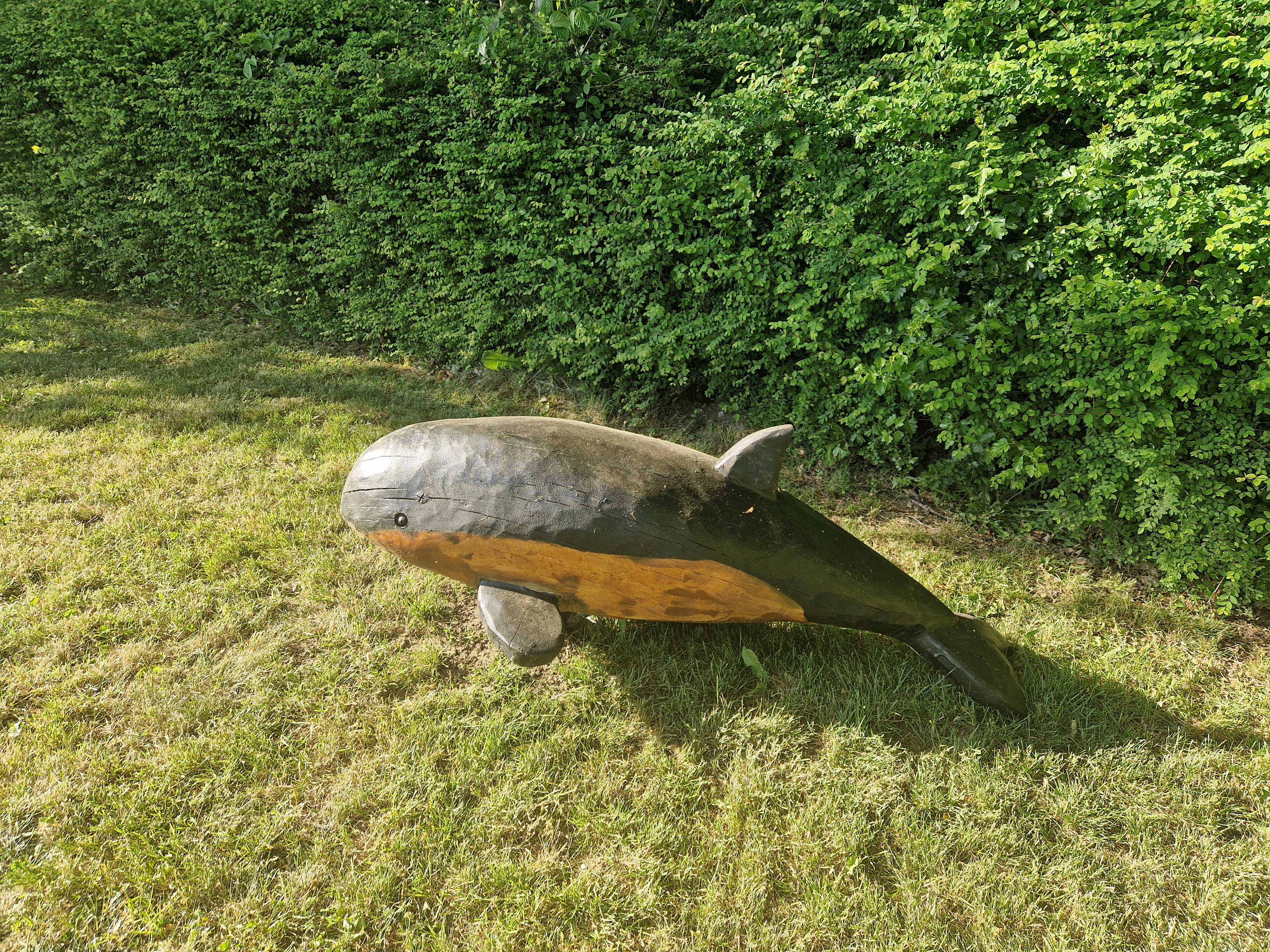 Træskulptur, der forestiller et marsvin