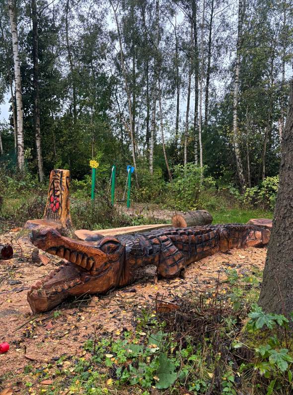 Træskulptur af krokodille