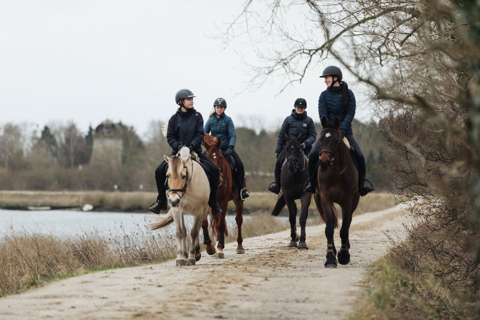 Ryttere på vej over diget ved Egensedybet på Nordfyn.